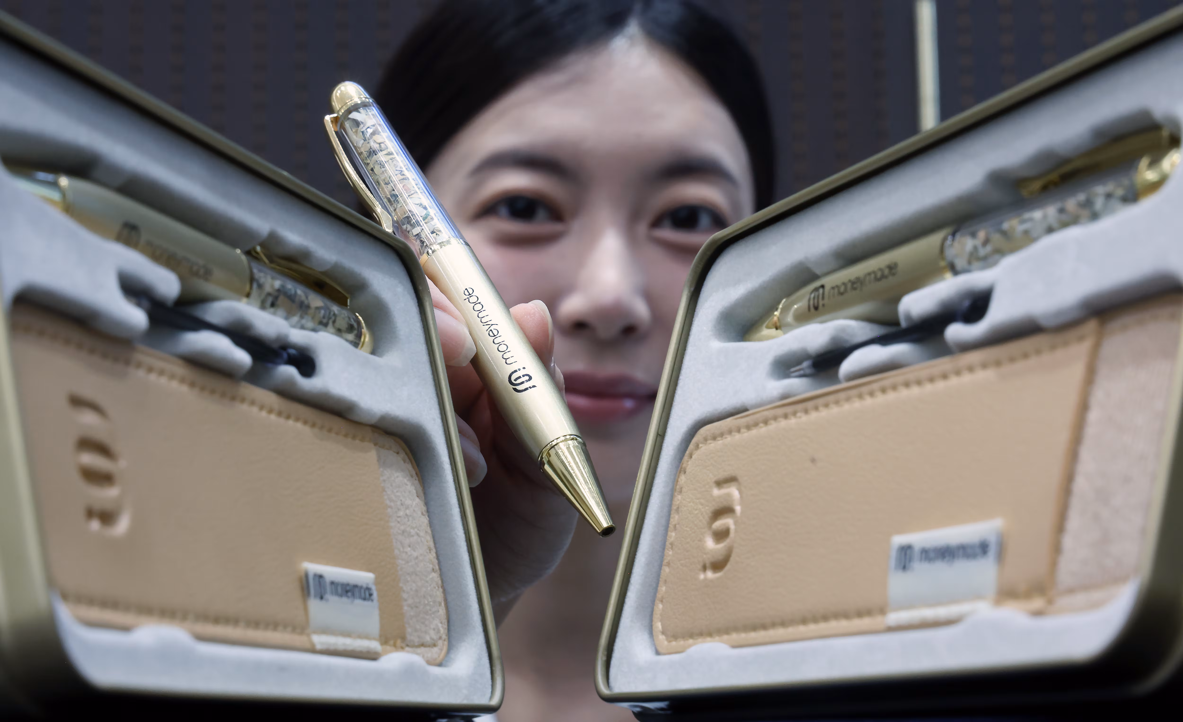 서울 마포구 독막로 한국조폐공사 화폐제품판매관에서 모델이 '황금볼펜 에디션'을 소개하고 있다. /뉴스1