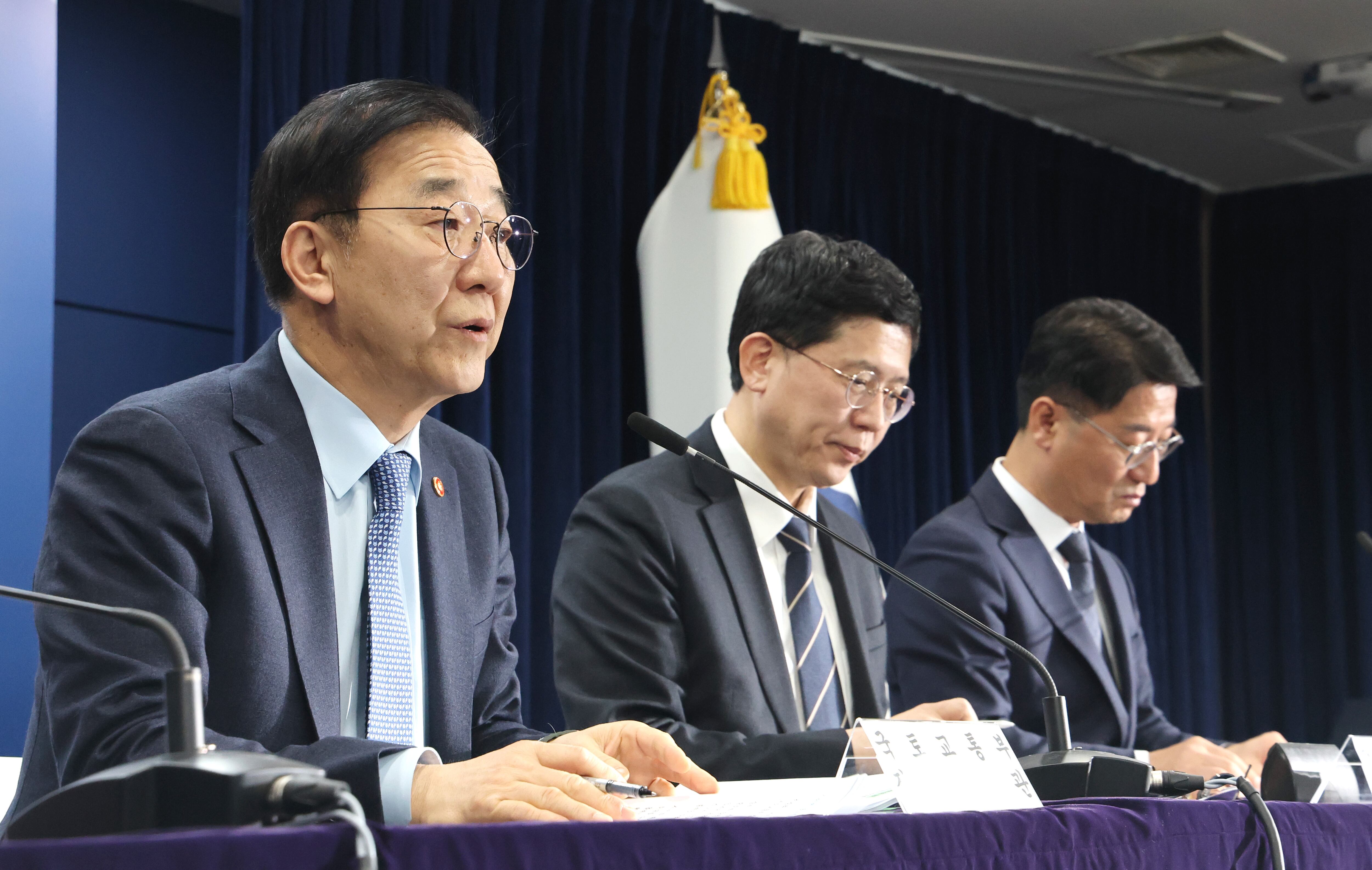 김윤덕 국토교통부 장관이 1월 29일 서울 종로구 정부서울청사에서 도심 주택공급 확대 및 신속화 방안 관련 브리핑을 하고 있다. /뉴스1