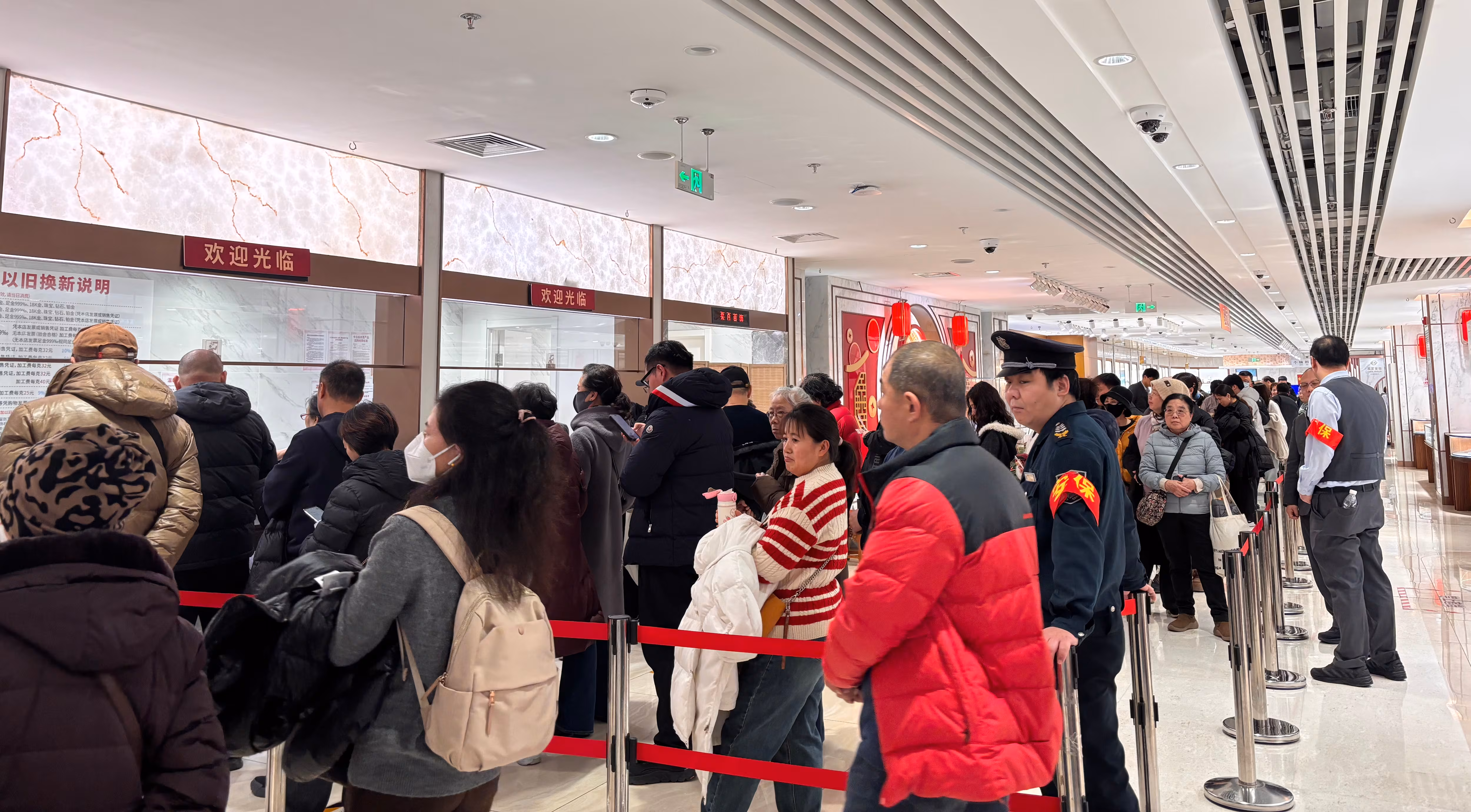 지난 5일 오후 3시30분쯤(현지시각) 차이바이 3층에 방문객 100여명이 금을 팔기 위해 줄을 선 모습. /베이징=이은영 특파원