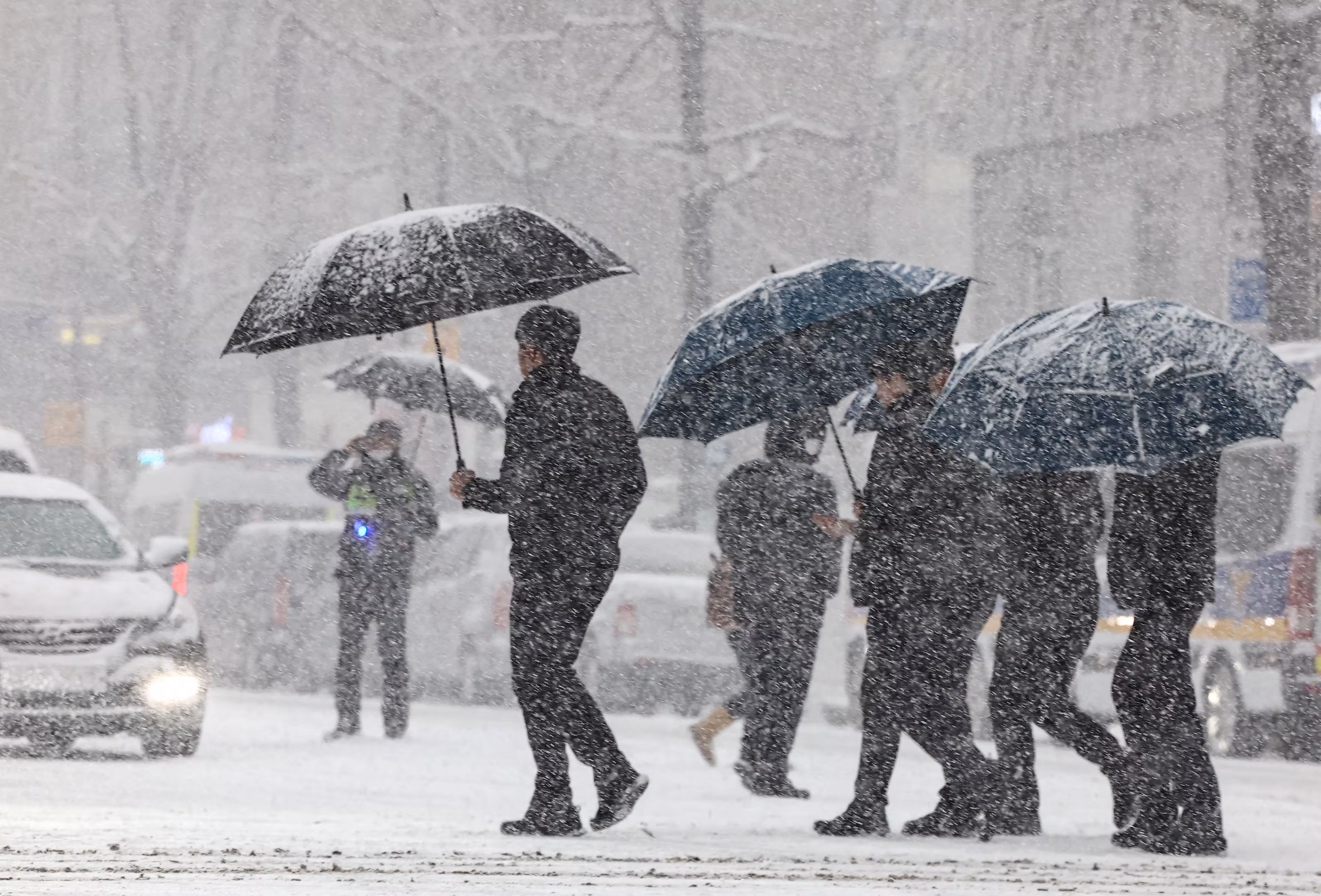 서울에 대설주의보가 내려진 가운데 서울 종로구 종각역 인근에서 시민들이 발걸음을 재촉하고 있다. /뉴스1