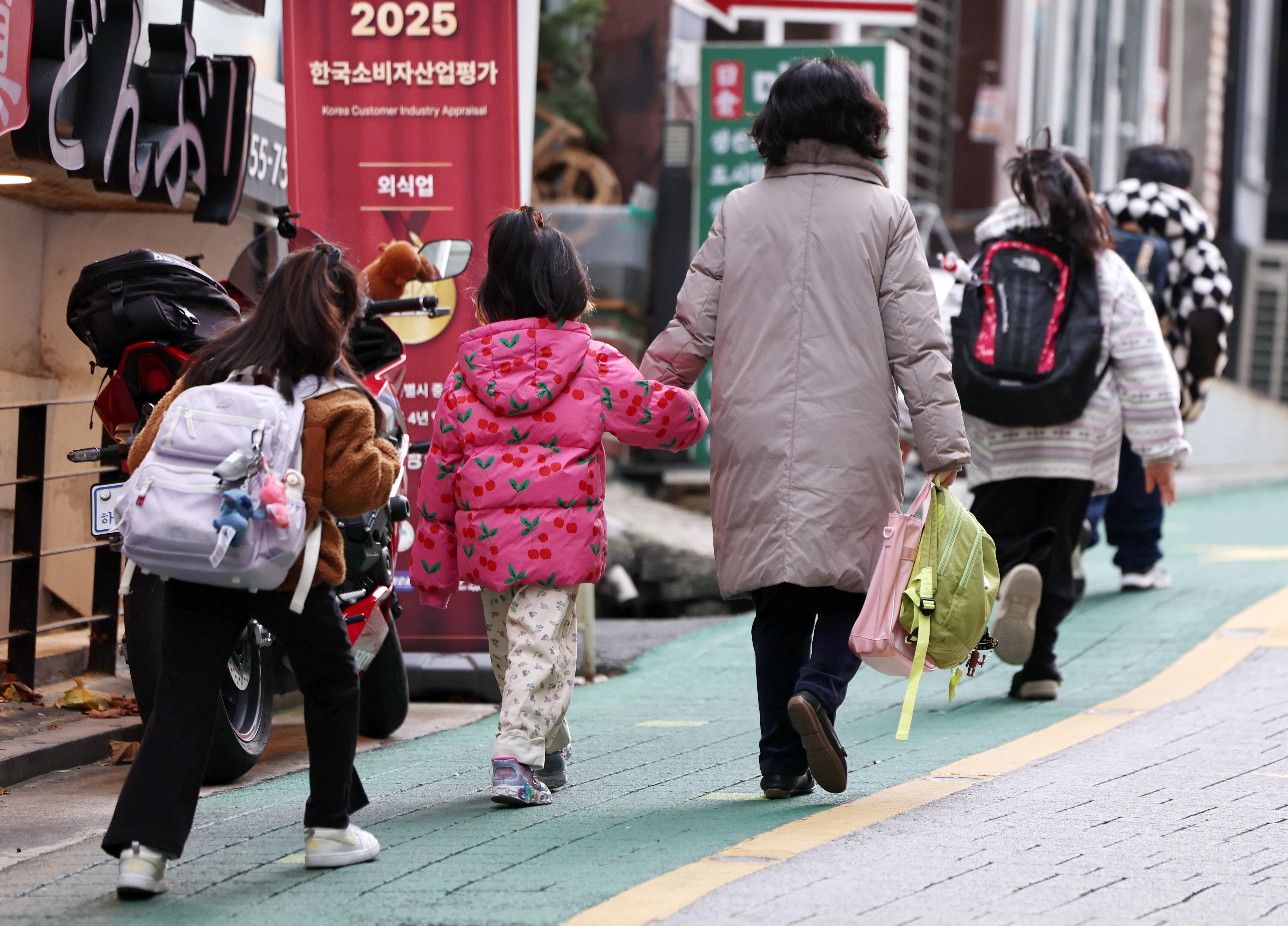 서울의 한 초등학교에서 학생들이 등교하고 있다./ 뉴스1  