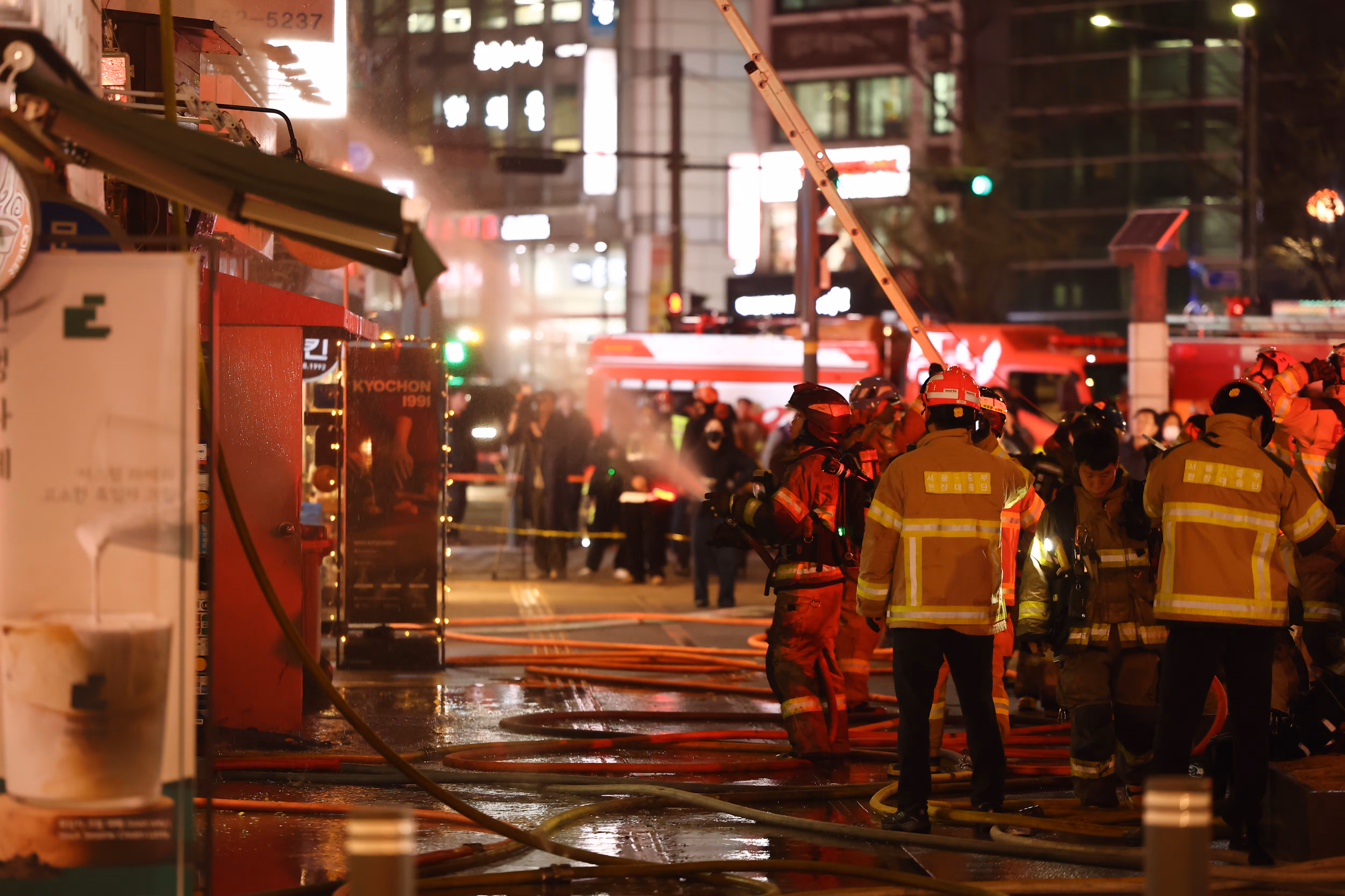 26일 서울 중구 북창동의 한 식당에서 불이 나 소방대원들이 화재를 진압하고 있다. /연합뉴스