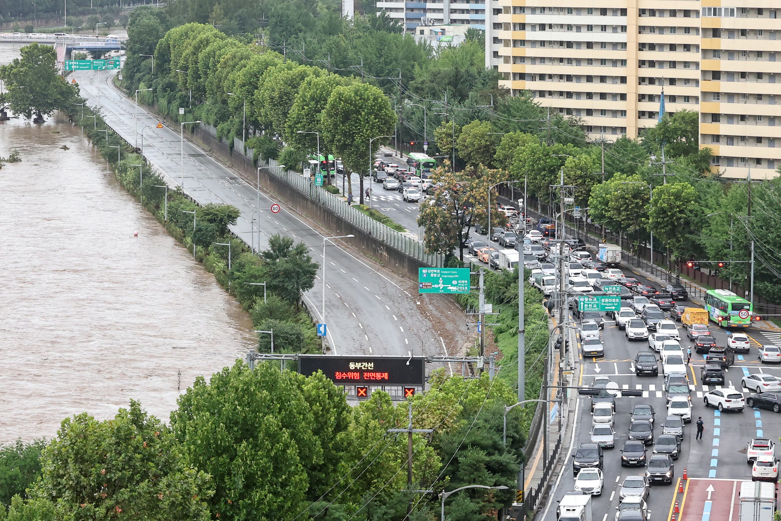 서울 노원구 월계동을 지나 흐르는 중랑천이 범람해 동부간선도로 차량통행이 통제된 모습. /뉴스1