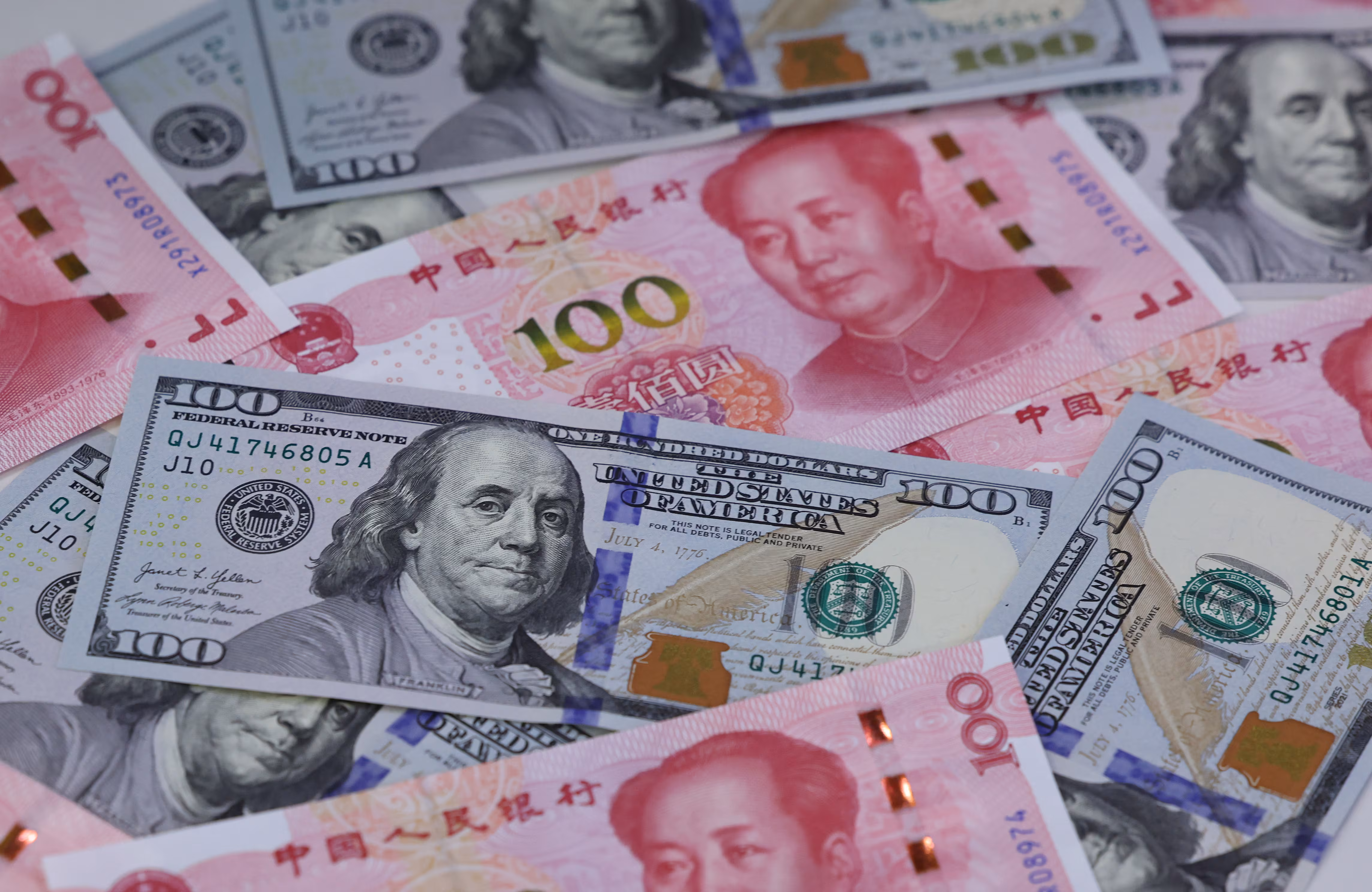 서울 중구 하나은행 위변조대응센터에서 미국 달러와 위안화가 놓여 있다. /뉴스1
