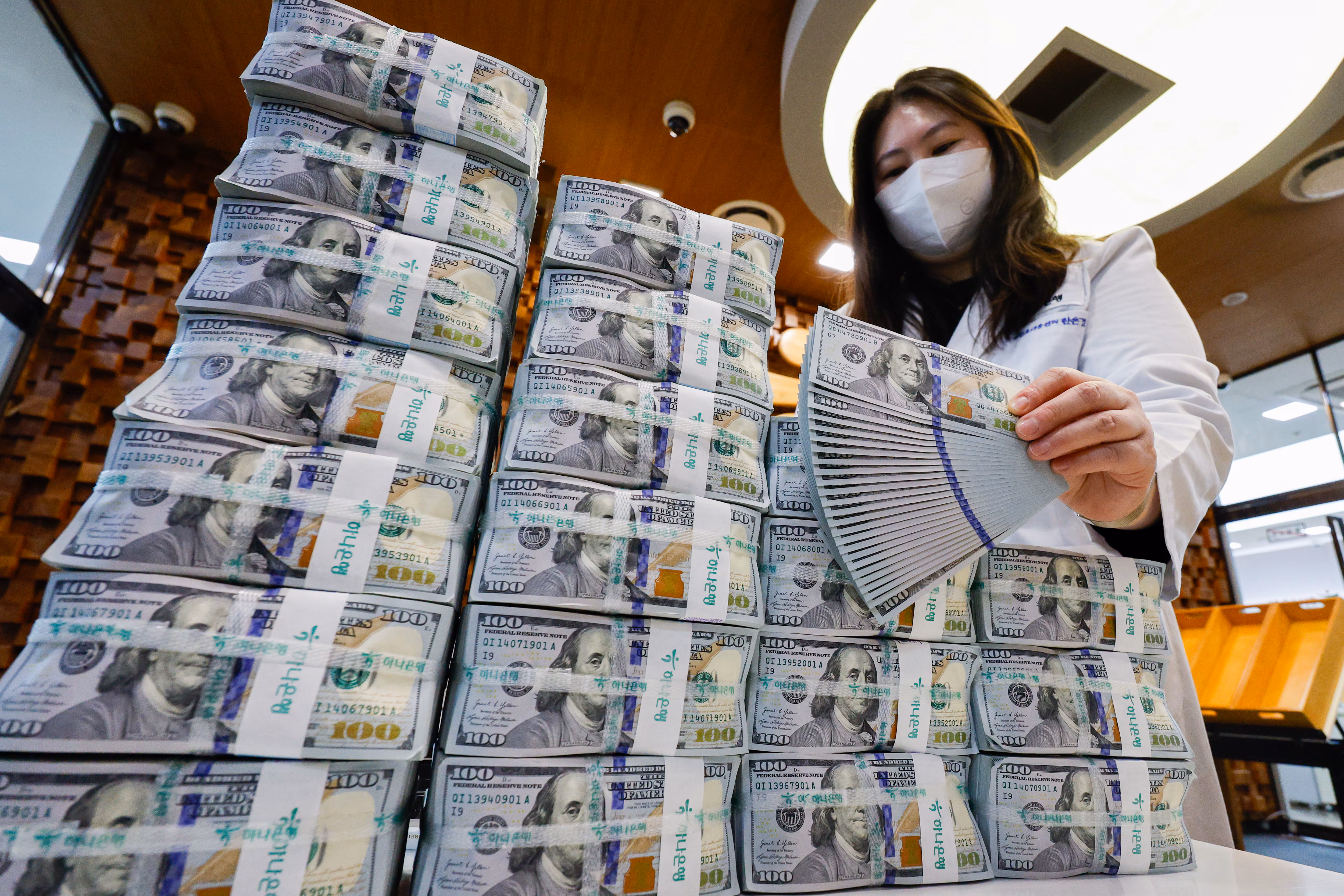 서울 중구 하나은행 위변조대응센터에서 직원이 달러화를 정리하고 있다./뉴스1