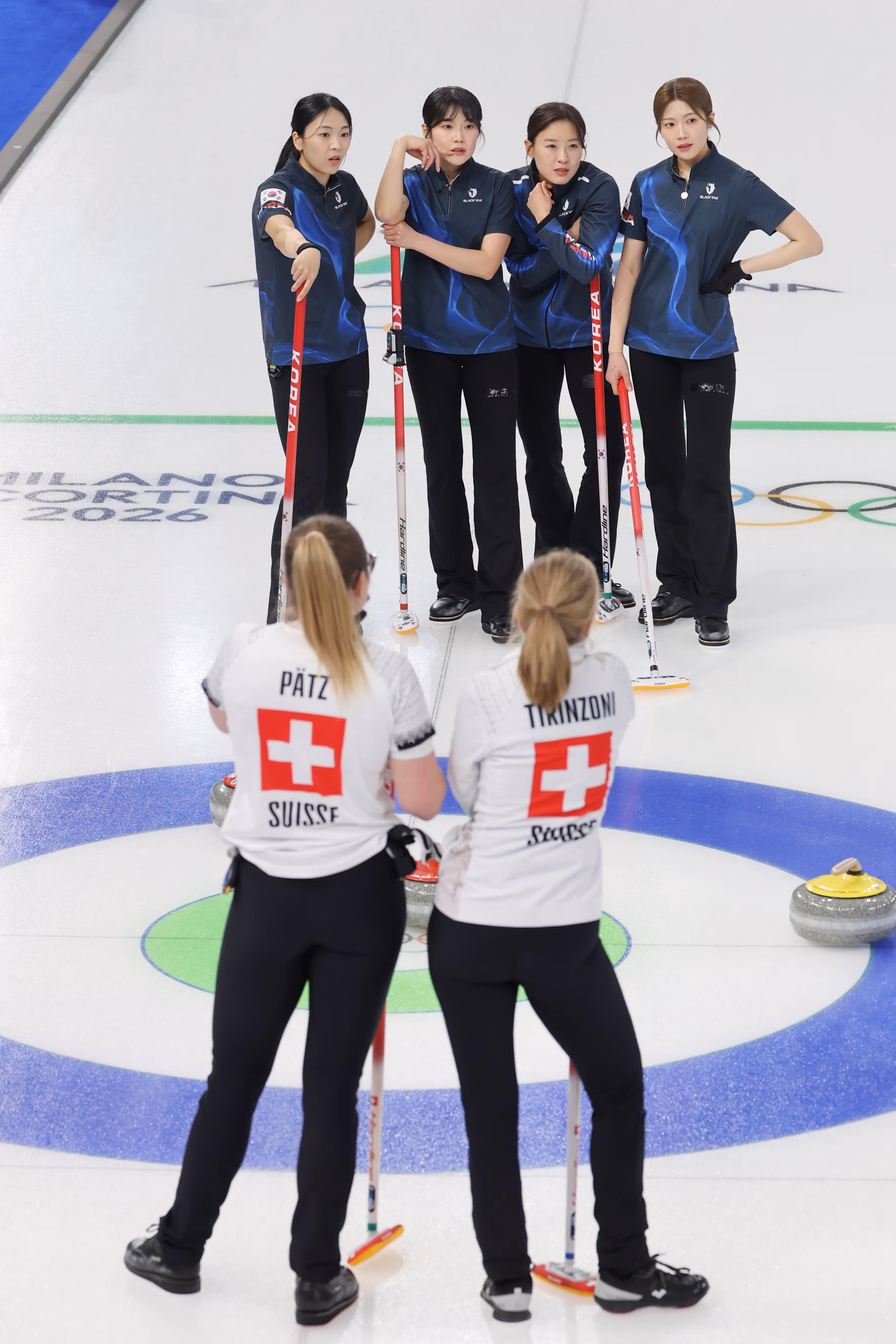 17일(현지시각) 이탈리아 코르티나담페초 컬링 올림픽 스타디움에서 열린 2026 밀라노ㆍ코르티나담페초 동계올림픽 컬링 여자 라운드로빈 한국과 스위스의 경기에서 한국 대표팀 선수들이 다 함께 샷 전략을 고민하고 있다./연합뉴스