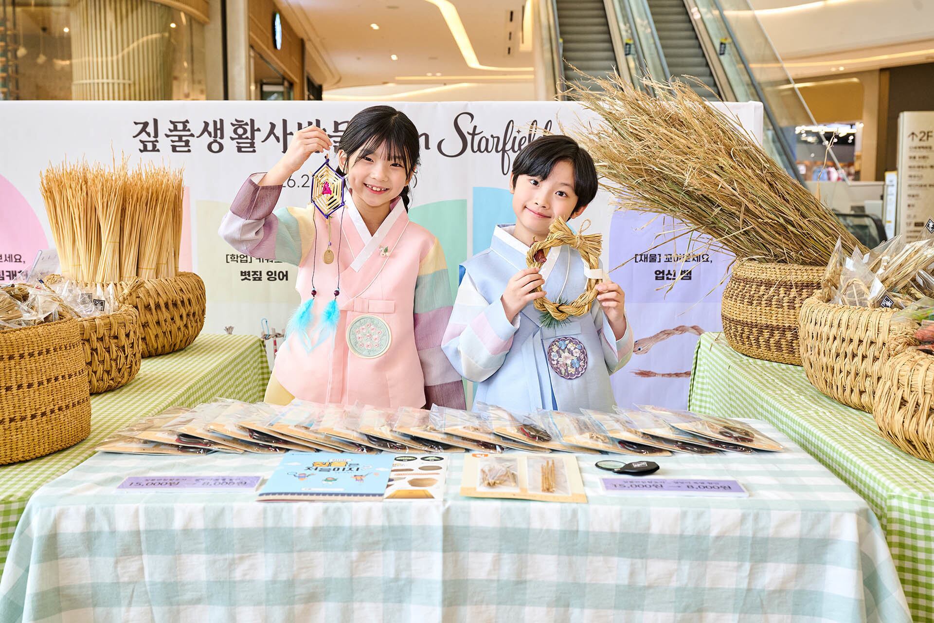 어린이 모델들이 스타필드 하남점에서 진행 중인 ‘짚(ZIP)에서 놀자’ 팝업 전시를 소개하는 모습. /신세계프라퍼티 제공