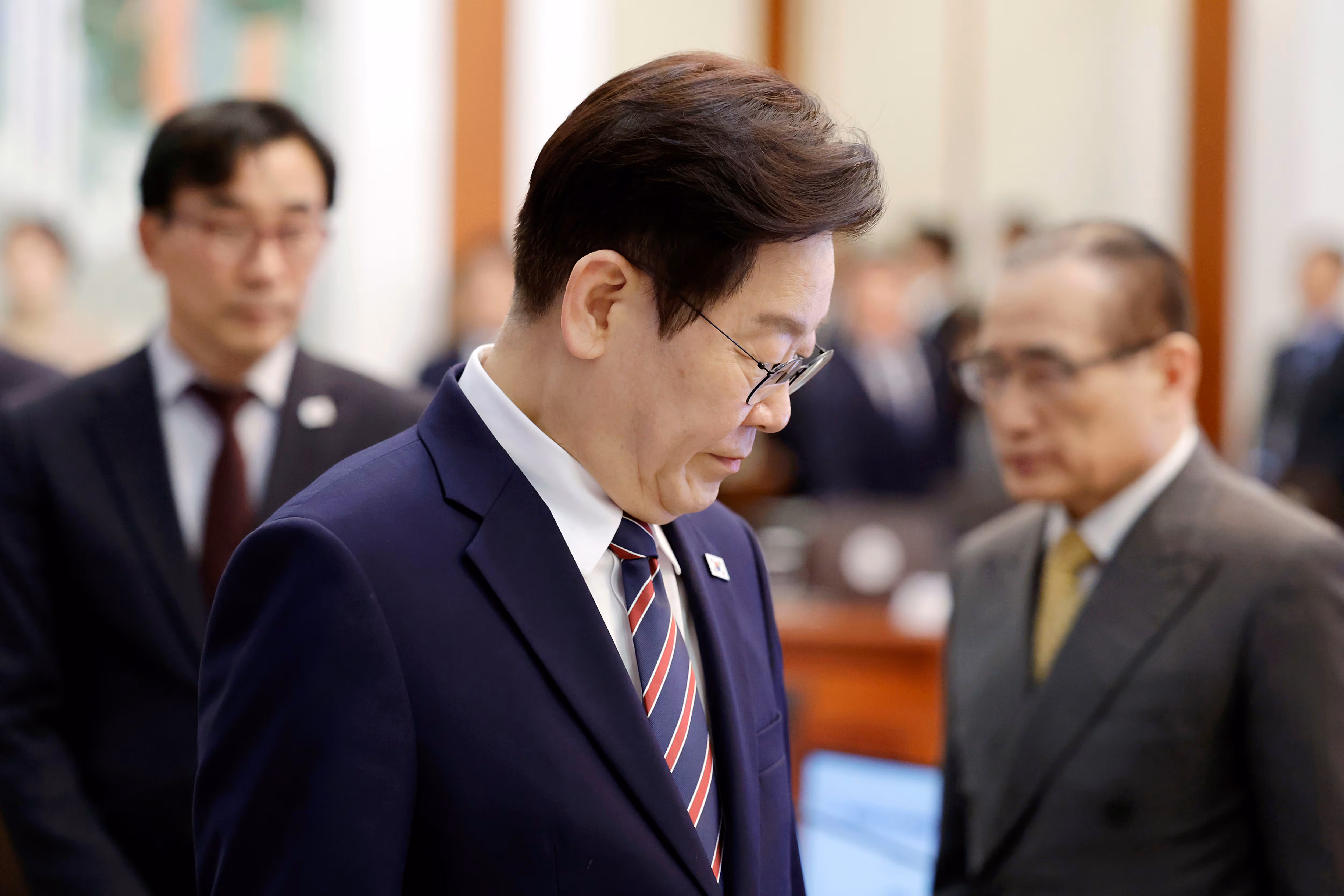 이재명 대통령이 12일 청와대에서 열린 수석보좌관회의에 입장하고 있다. /뉴스1