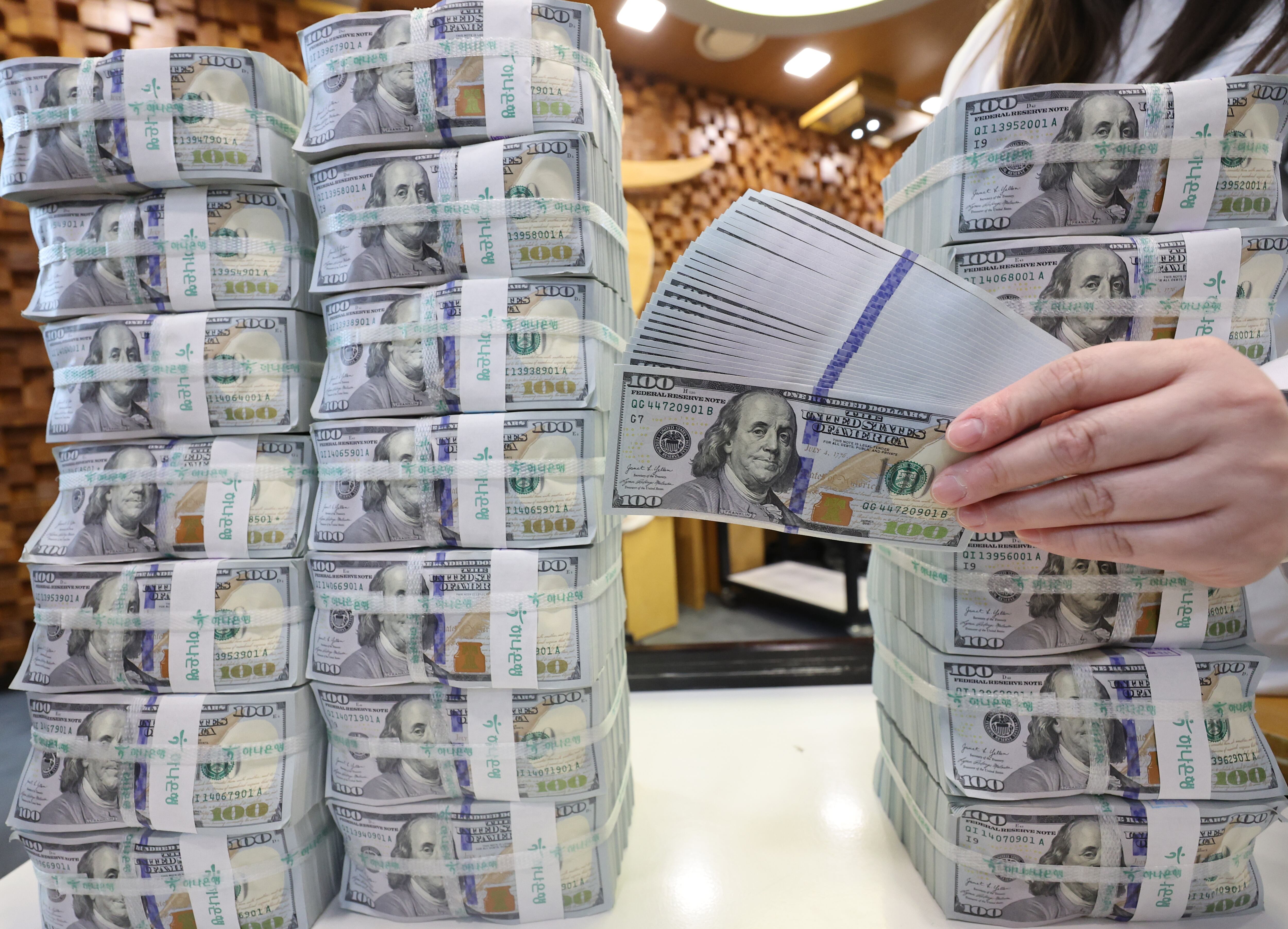 서울 중구 하나은행 위변조대응센터에서 직원이 달러화를 정리하고 있다./연합뉴스