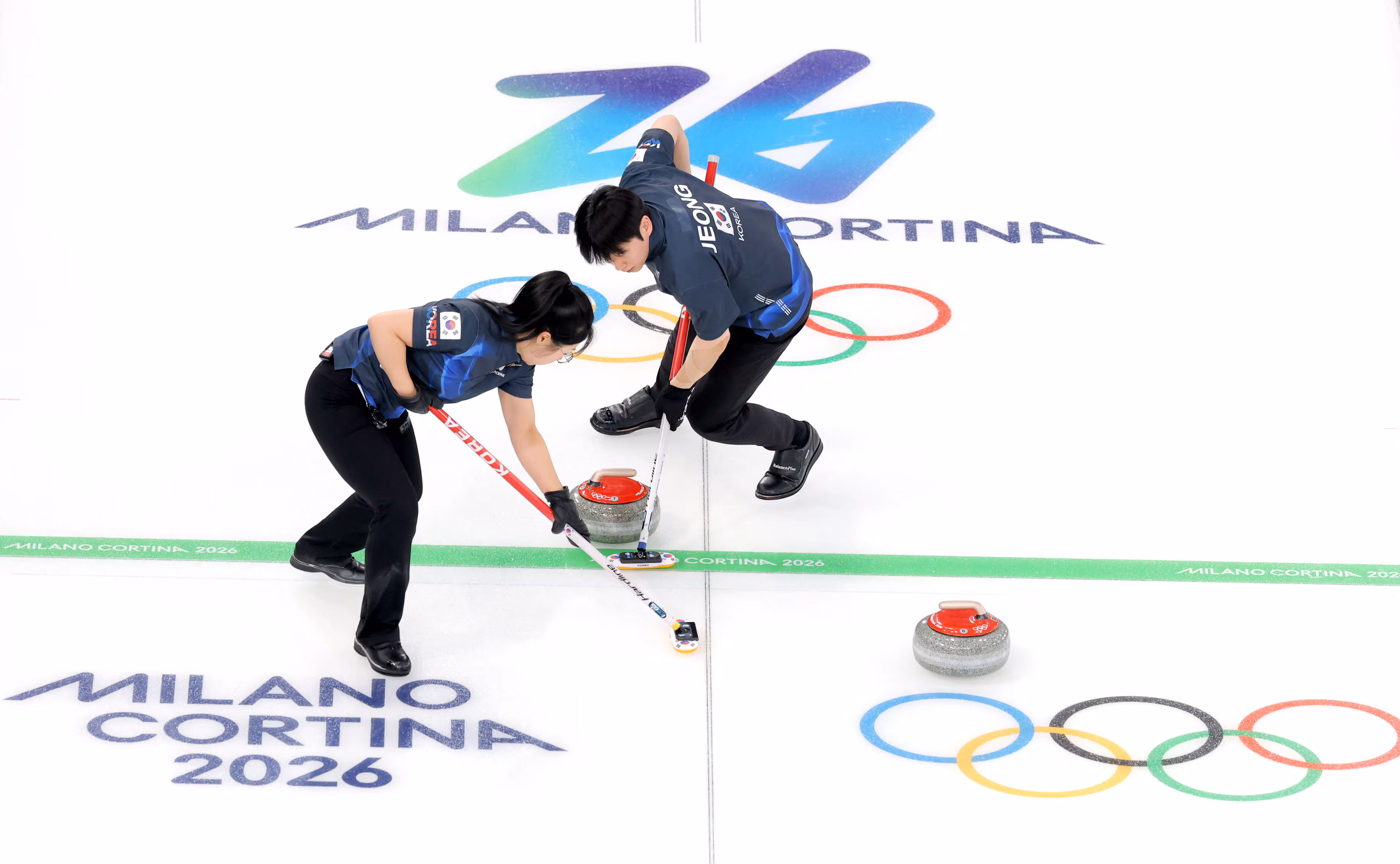 컬링 믹스더블 국가대표 김선영과 정영석이 5일(현지시간) 이탈리아 코르티나담페초 컬링 올림픽 스타디움에서 열린 밀라노·코르티나 동계올림픽 이탈리아와의 라운드로빈 경기에서 스위핑을 하고 있다. /연합뉴스