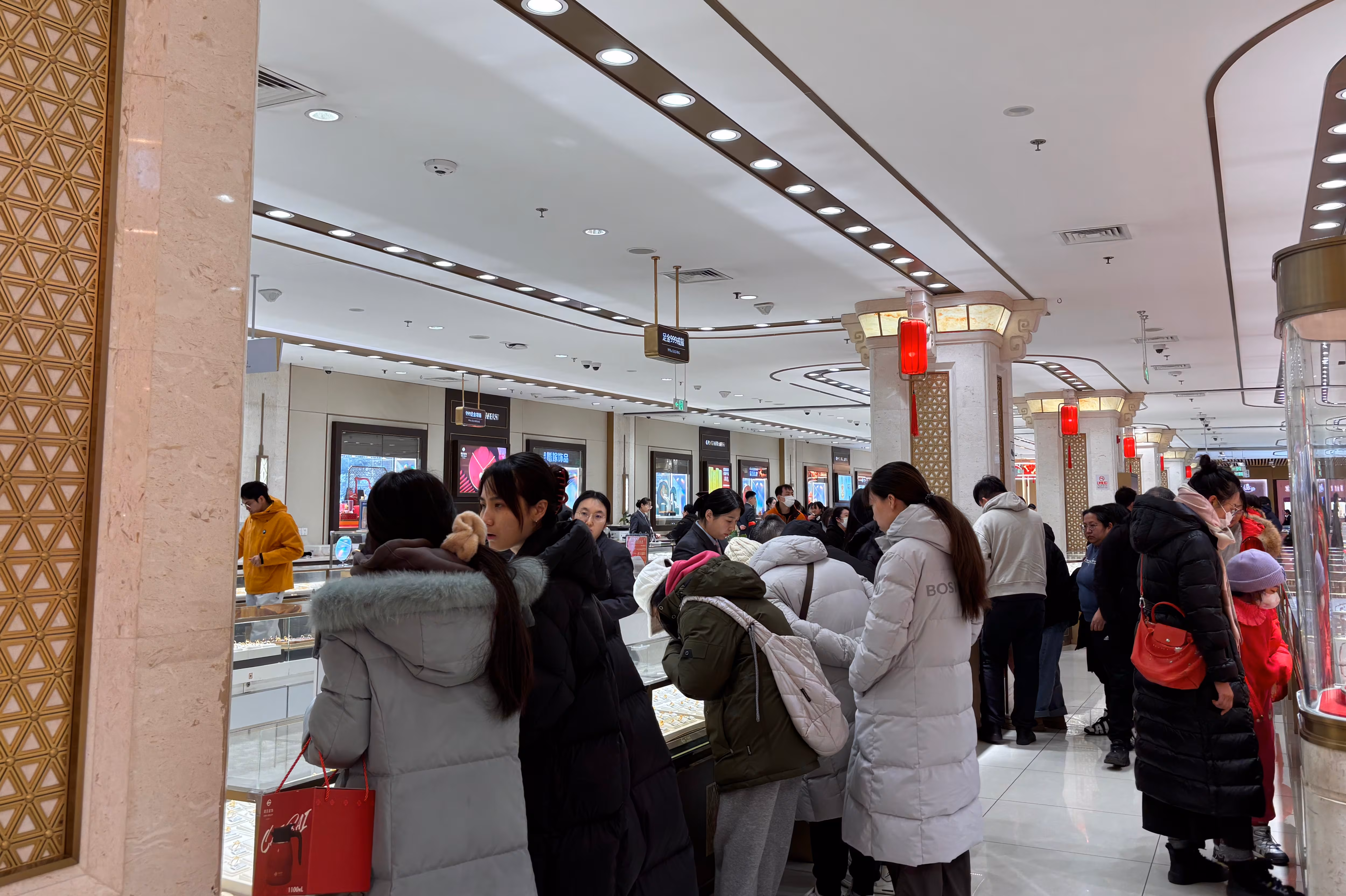 지난 5일 오후 3시쯤(현지시각) 베이징 최대 금 백화점 차이바이 1층. 금 악세서리를 사려는 방문객들의 발걸음이 분주했다. /베이징=이은영 특파원