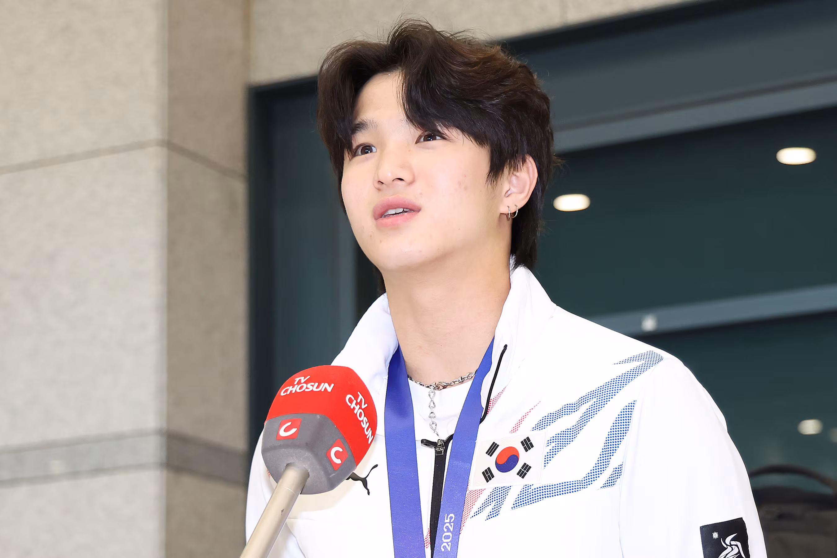 2025 하얼빈 동계 아시안게임 남자 프리스타일 하프파이프에서 금메달을 차지한 이승훈이 17일 오후 인천국제공항을 통해 귀국한 뒤 소감을 밝히고 있다. /뉴스1