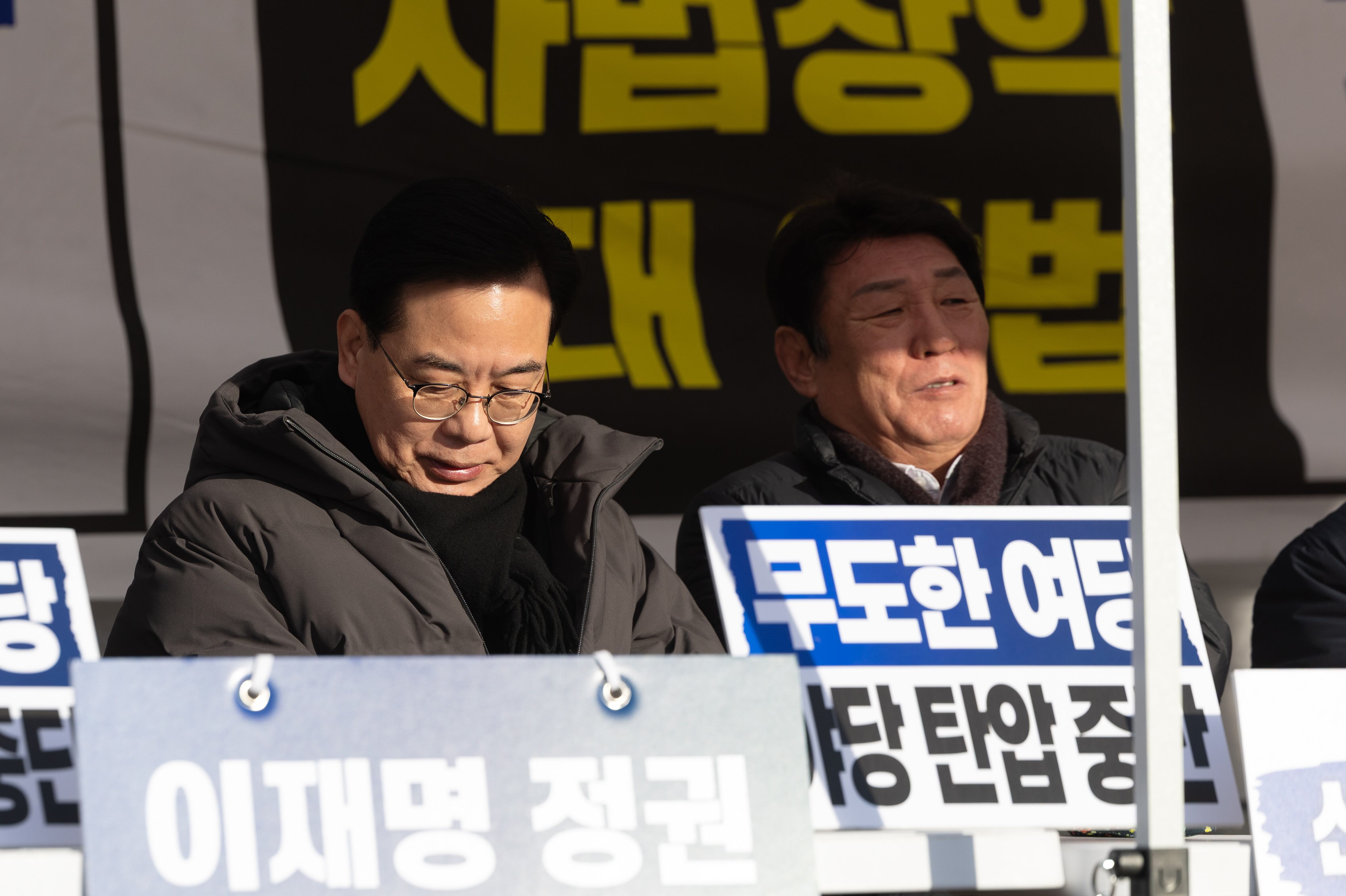 송언석 국민의힘 원내대표가 23일 서울 여의도 국회 본청 앞에 마련된 정권비리 3대특검 추진 및 사법장악 3대악법 저지를 위한 천막농성장에서 의원들과 앉아있다./뉴스1