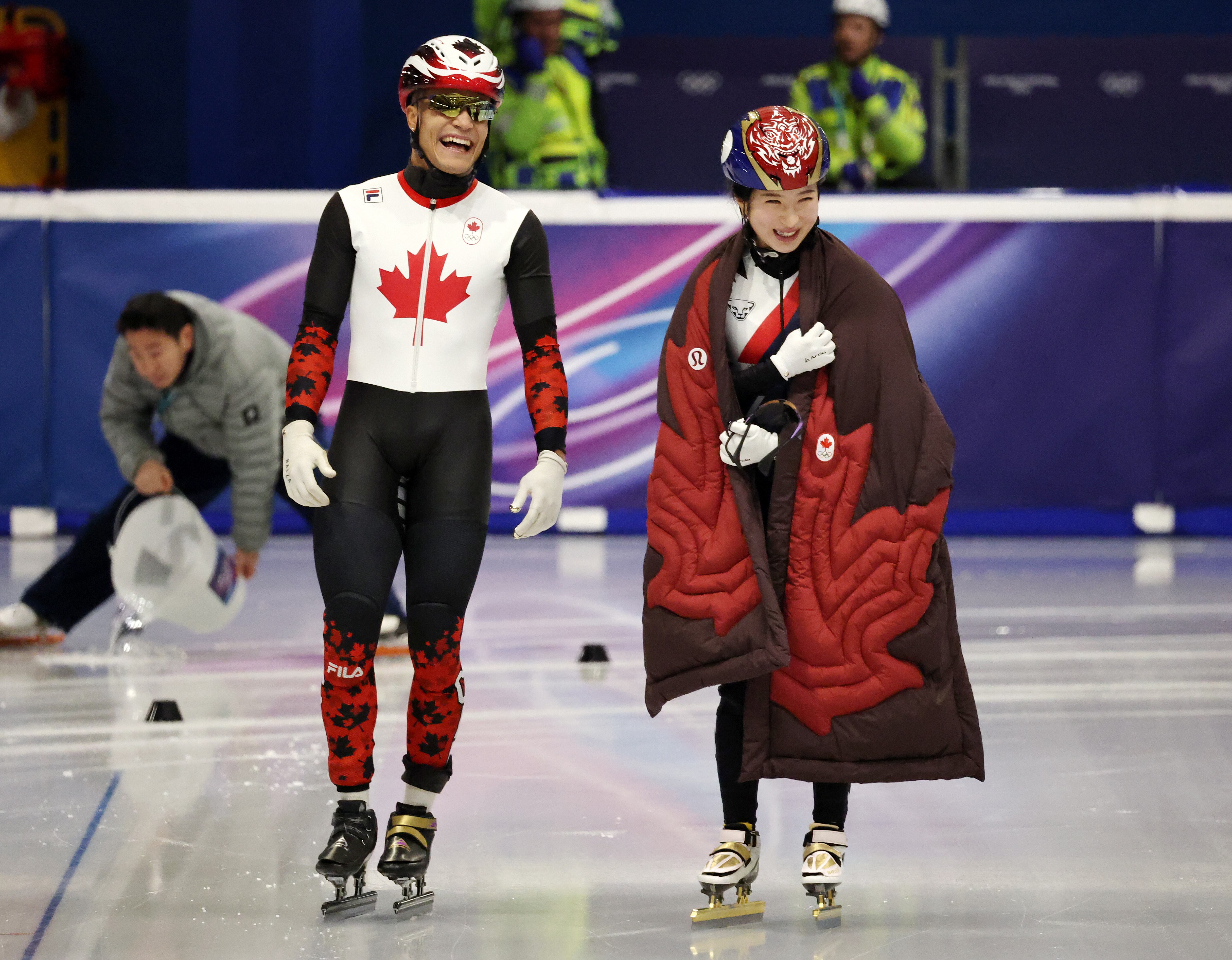 쇼트트랙 김길리가 2026 밀라노·코르티나담페초 동계올림픽 개막을 하루 앞둔 5일(현지 시각) 이탈리아 밀라노 아이스 스케이팅 아레나에서 캐나다 대표팀 피에르질과 웃으며 대화를 나누고 있다. /뉴스1