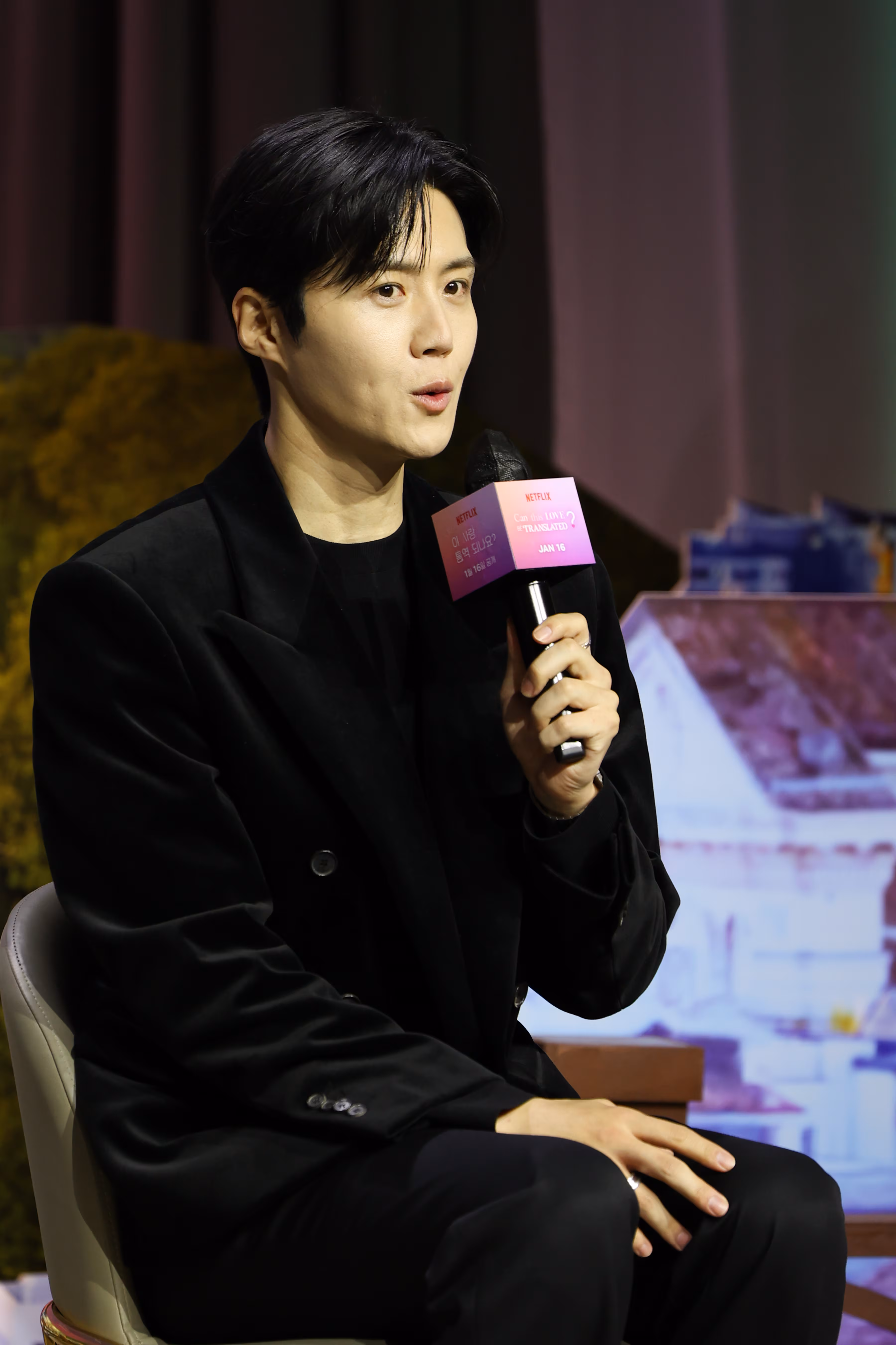 배우 김선호가 13일 서울 강남구 조선팰리스 서울 강남 호텔에서 열린 넷플릭스 시리즈 '이 사랑 통역 되나요?' 제작발표회에서 인사말을 하고 있다./연합뉴스
