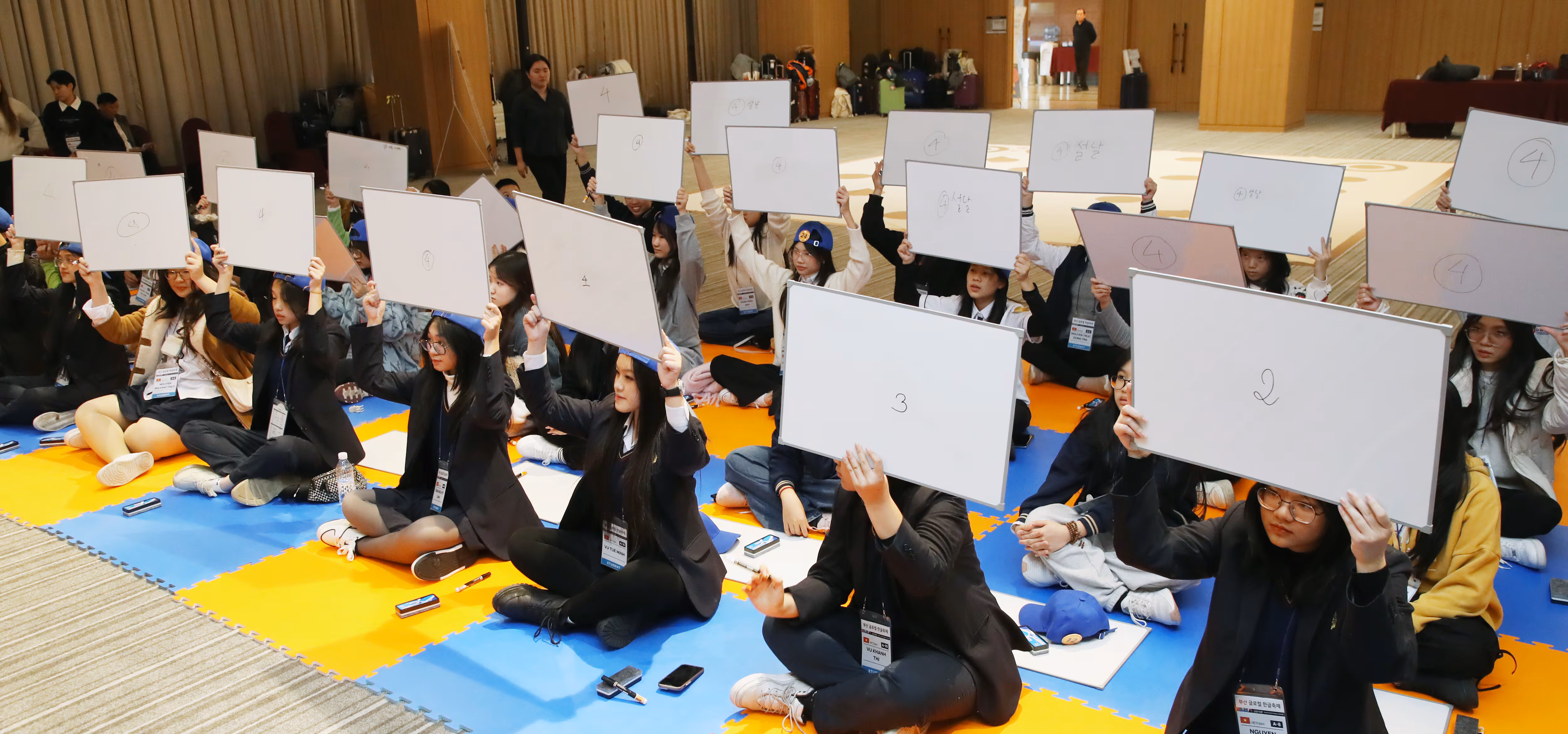 2024년 12월 17일 오후 부산 해운대구 부산도시공사 아르피나에서 열린 부산 글로컬(Glocal) 한글축제에서 베트남 학생들이 '울려라! 한글 골든벨' 체험을 하고 있다. 사진은 기사와 관련이 없음/뉴스1