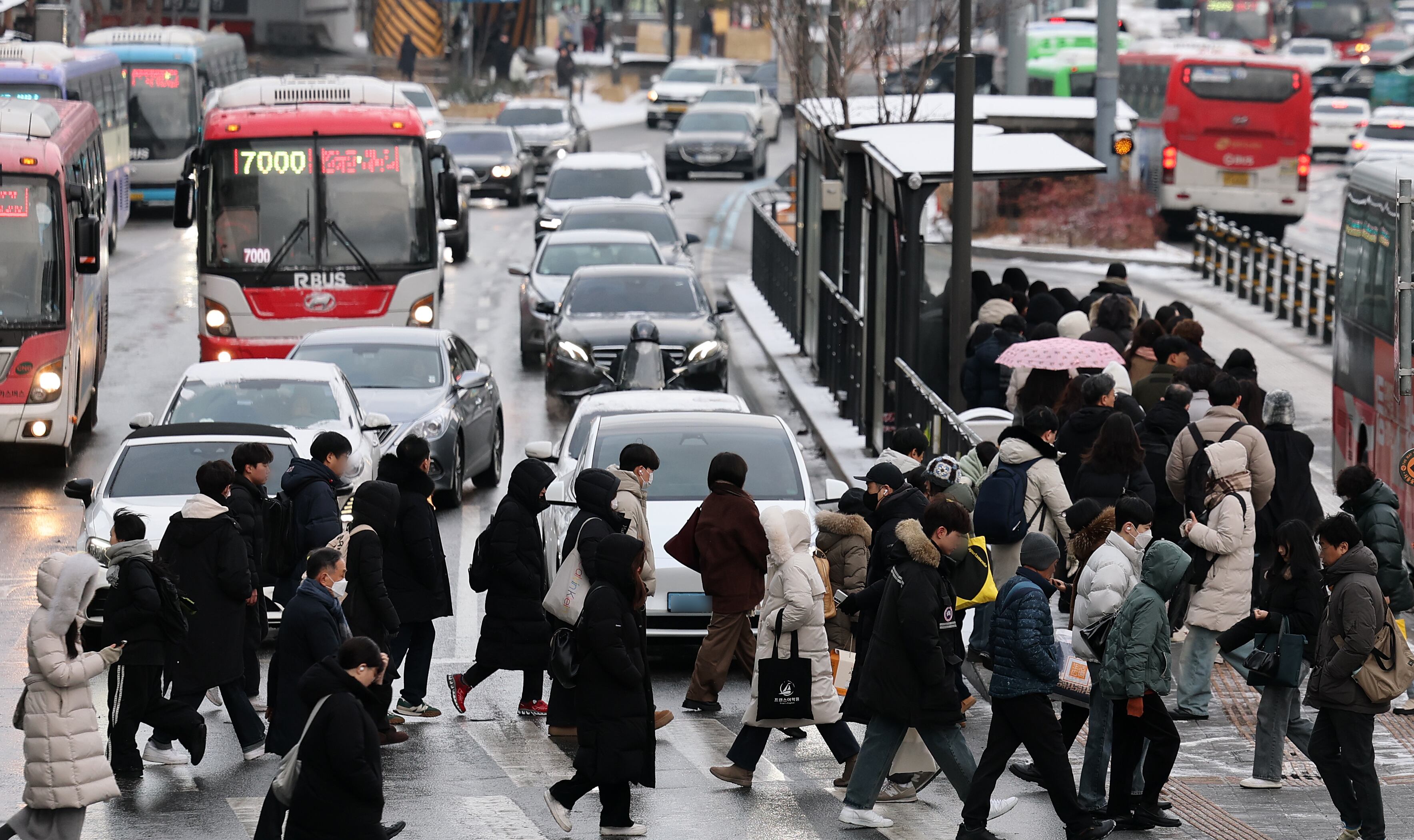 서울 동작구 사당역에서 시민들이 출근길 발걸음을 재촉하고 있다. /뉴스1
