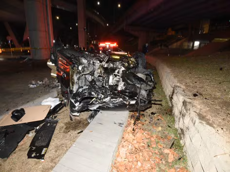 지난 25일 오후 8시 44분쯤 반포대교에서 주행하던 포르쉐 차량이 강변북로를 주행 중이던 벤츠 차량 위로 떨어진 뒤 잠수교까지 추락해 운전자를 포함한 2명이 다치고 차량 4대가 파손되는 사고가 발생했다.  /용산소방서 제공