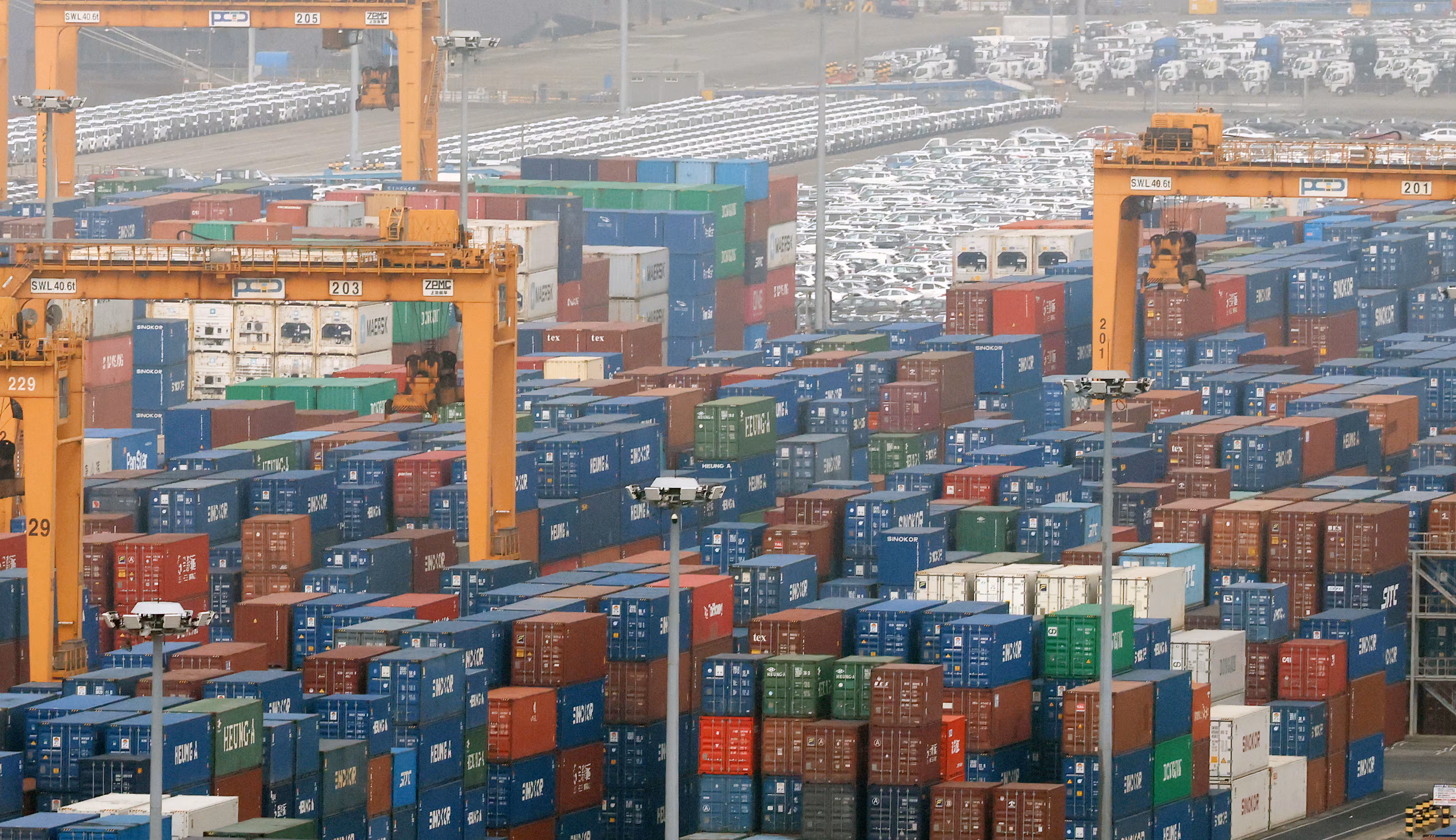 경기 평택시 포승읍 평택항에 수출용 컨테이너와 자동차가 세워진 모습. /뉴스1