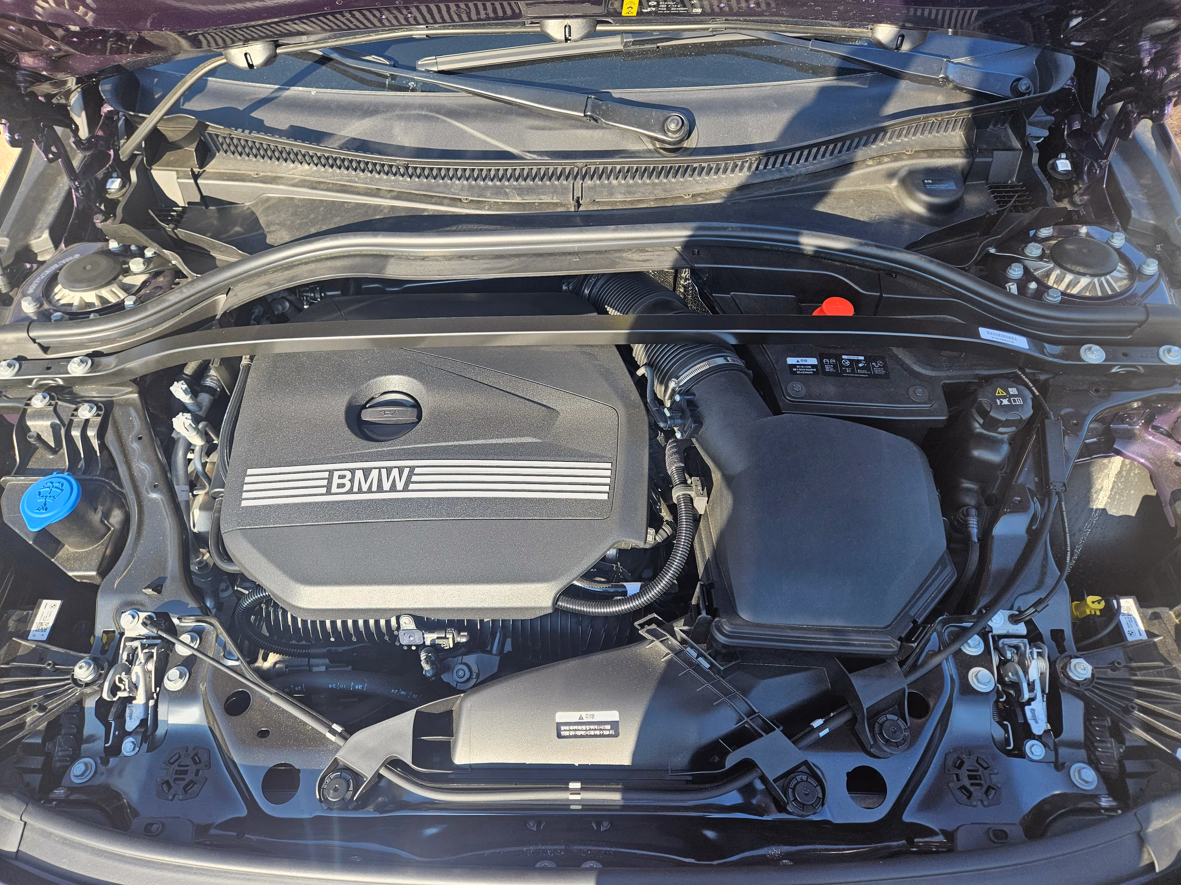 BMW 228 xDrive M sport의 엔진룸 모습. /김지환 기자