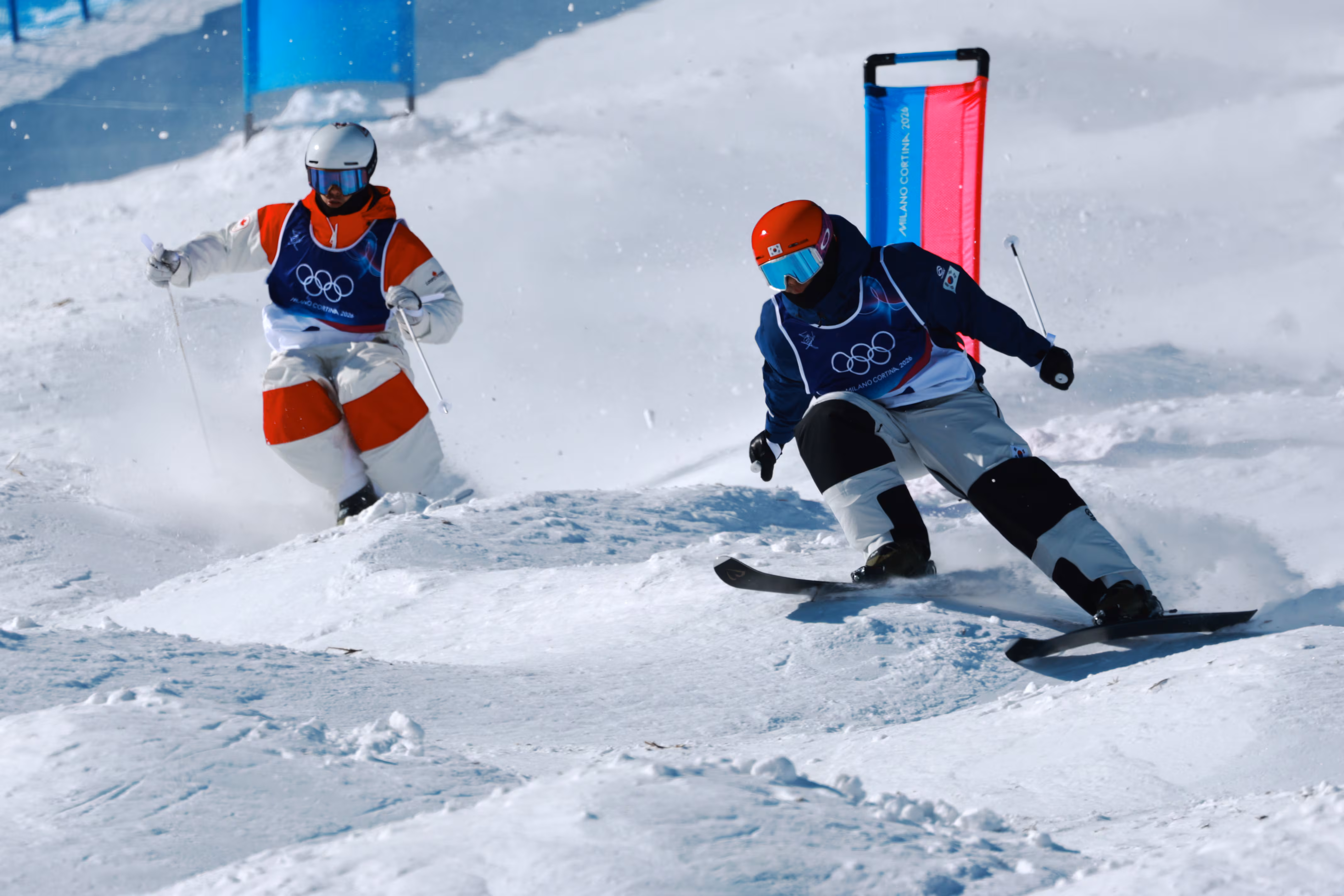 15일(현지 시각) 이탈리아 리비뇨 에어리얼·모굴 파크에서 열린 2026 밀라노-코르티나담페초 동계올림픽 프리스타일 스키 남자 모굴 8강에서 캐나다 미카엘 킹즈버리(왼쪽)와 정대윤이 경기를 펼치고 있다./연합뉴스