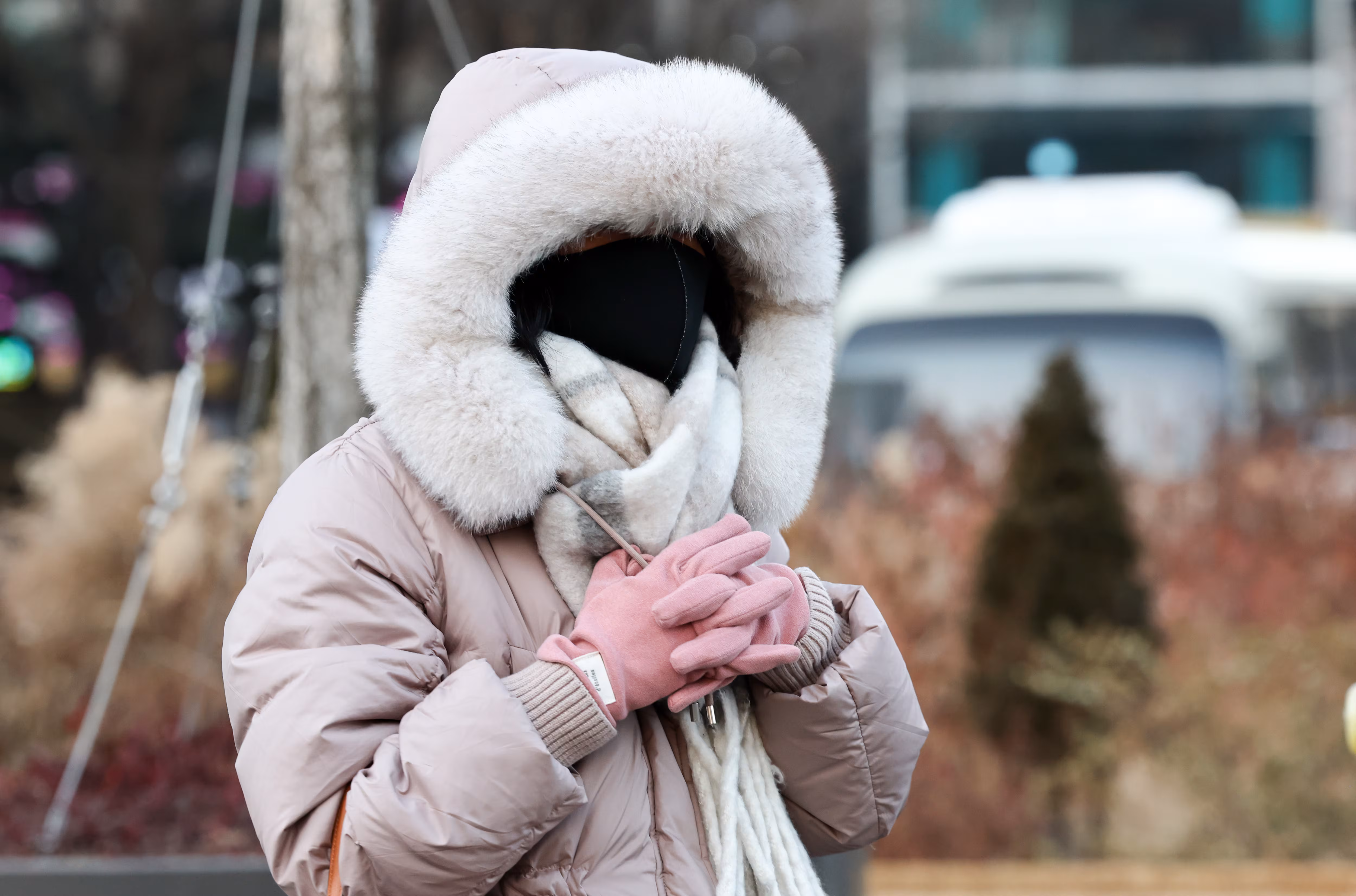 연일 강추위가 이어지는 지난달 29일 오전 서울 종로구 세종대로 사거리에서 시민들이 이동하고 있다. /뉴스1