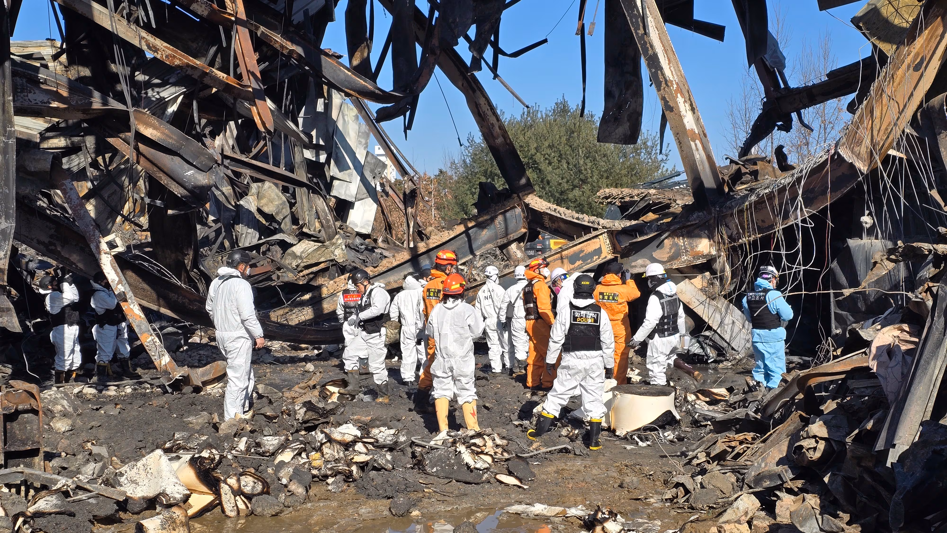 3일 충북 음성군 맹동면 생활용품 제조공장 화재현장에서 합동 감식이 진행되고 있다. 이 공장은 지난달 30일 오후 2시 55분쯤 대형 화재가 발생해 직원 1명이 사망하고 1명은 실종된 상태다./뉴스1
