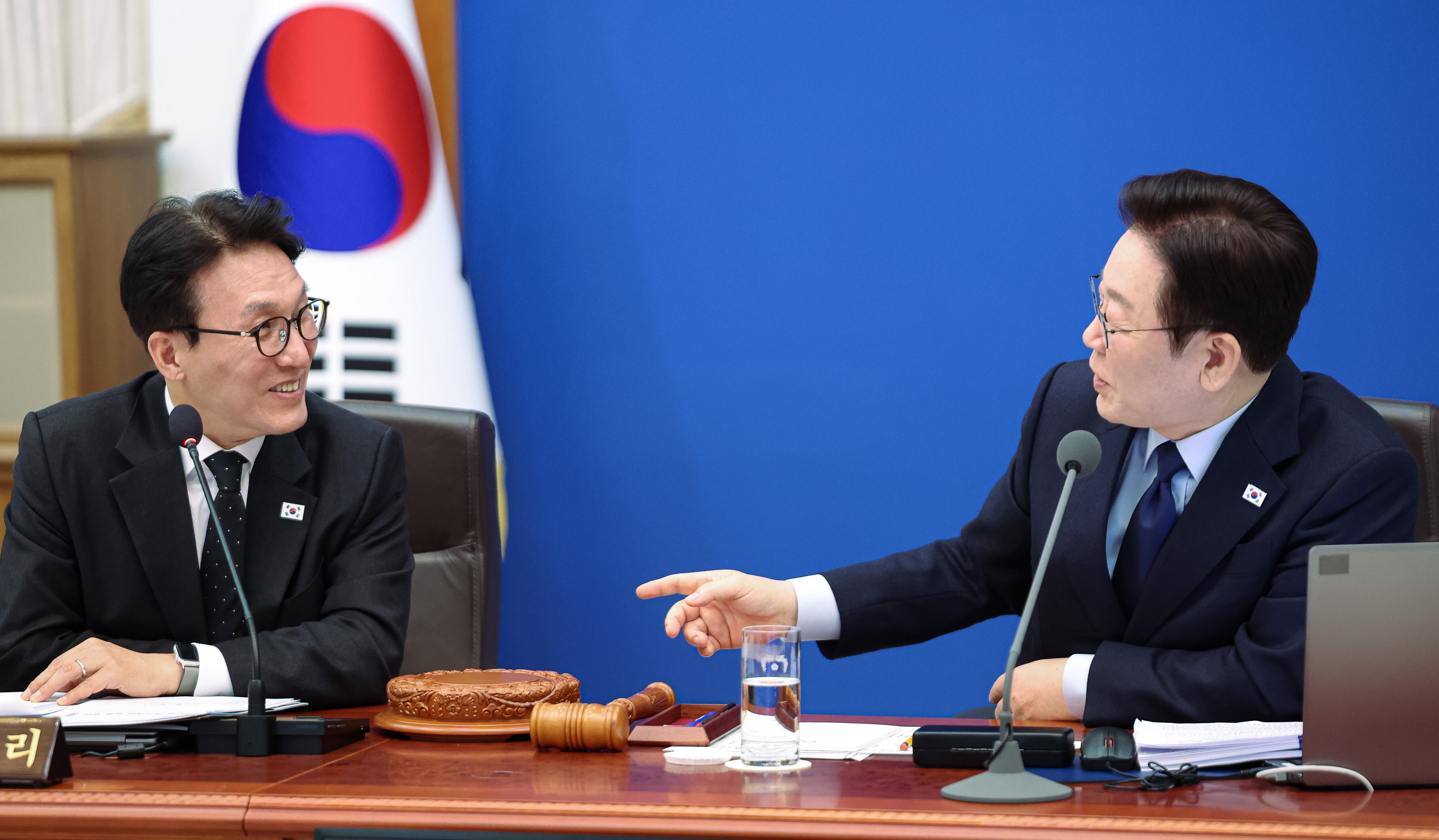 이재명 대통령과 김민석 국무총리가 지난 10일 청와대에서 열린 국무회의에서 대화하고 있다. /연합뉴스