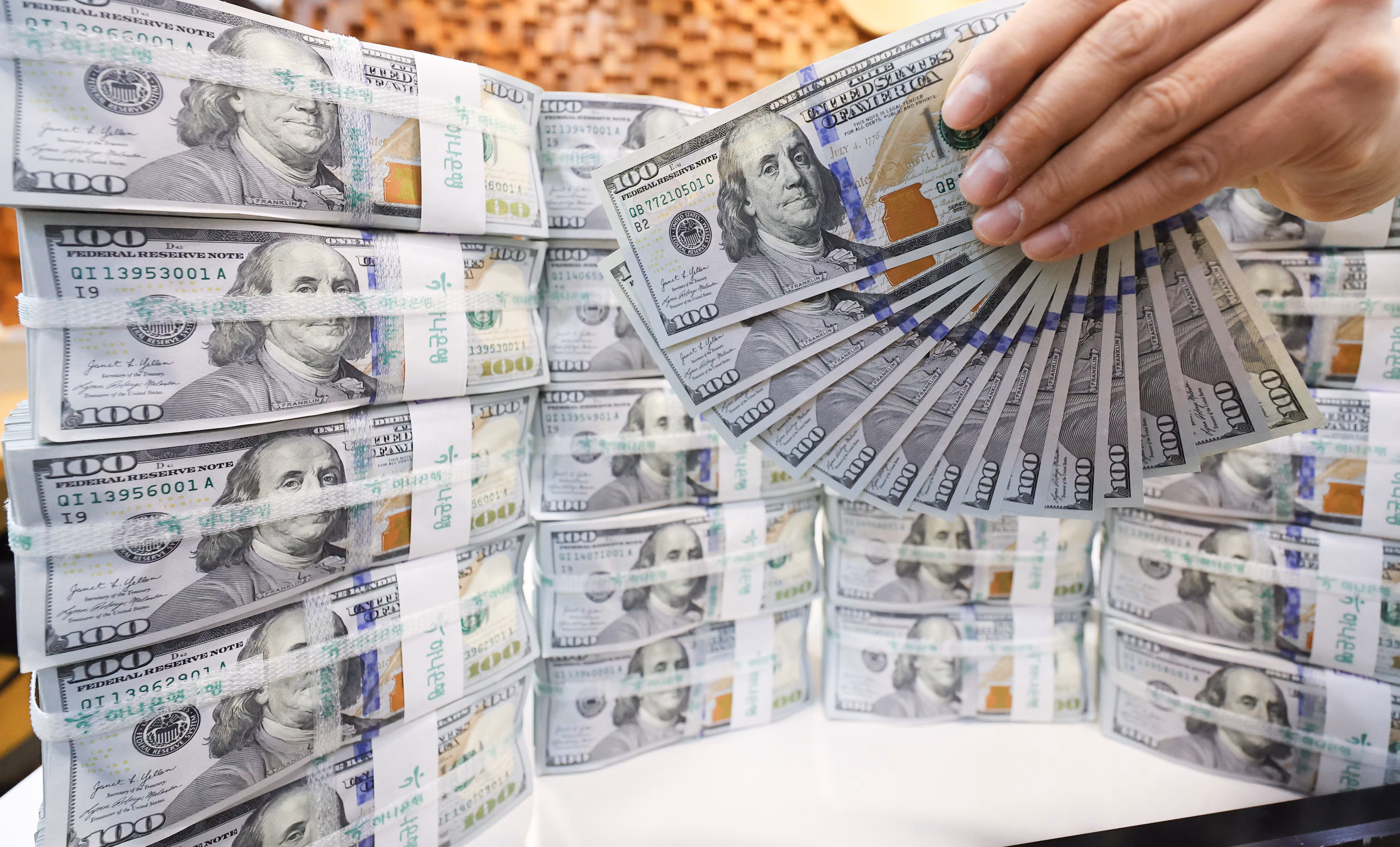 서울 중구 하나은행 위변조대응센터에서 직원이 달러화를 정리하는 모습./뉴스1