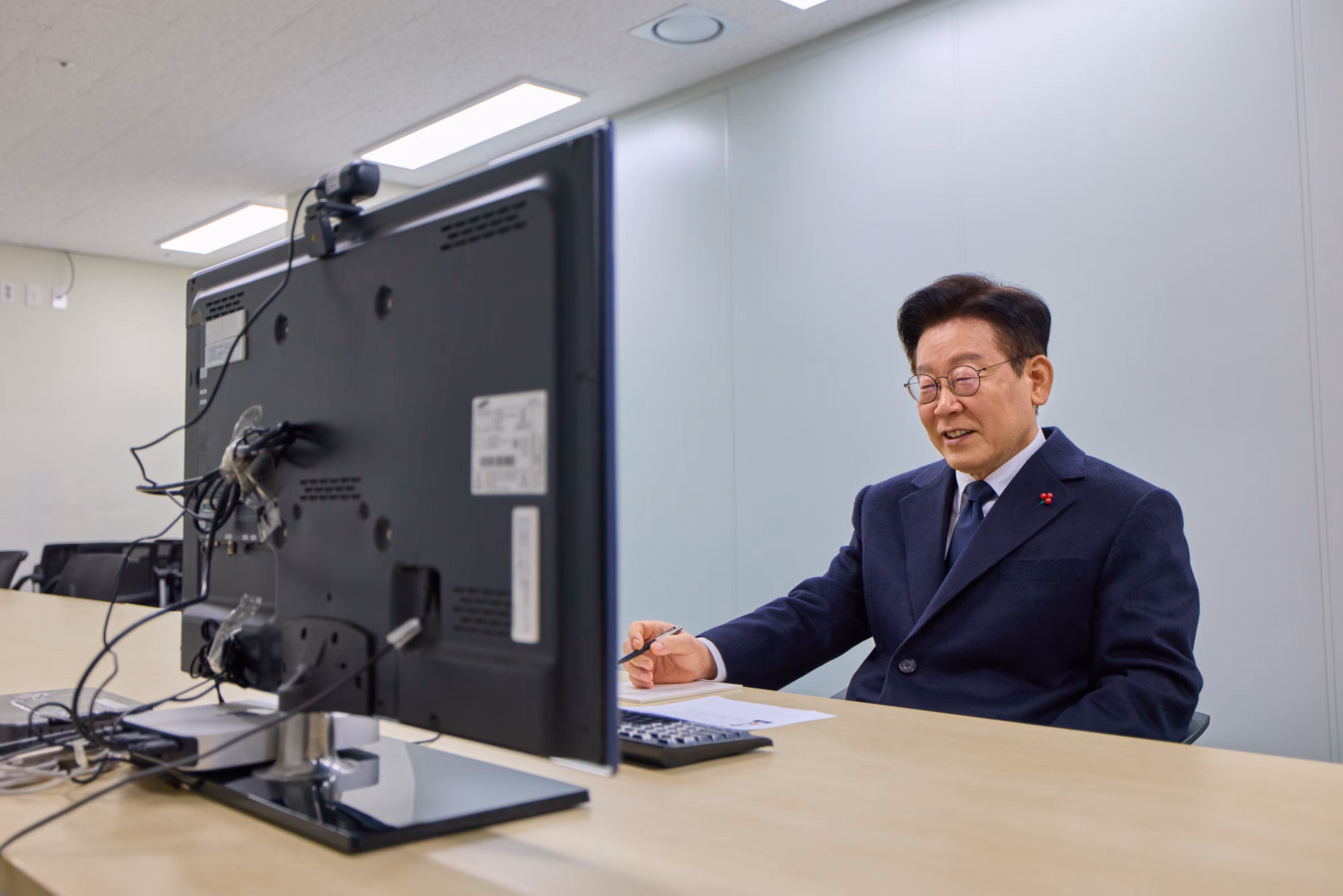 이재명 대통령이 지난 1월 26일 서울 세종대로 정부서울청사 내 위치한 초국가범죄 특별대응 TF를 찾아 캄보디아 현지에서 활동 중인 코리아전담반 직원들과 영상회의를 하고 있다./청와대 제공