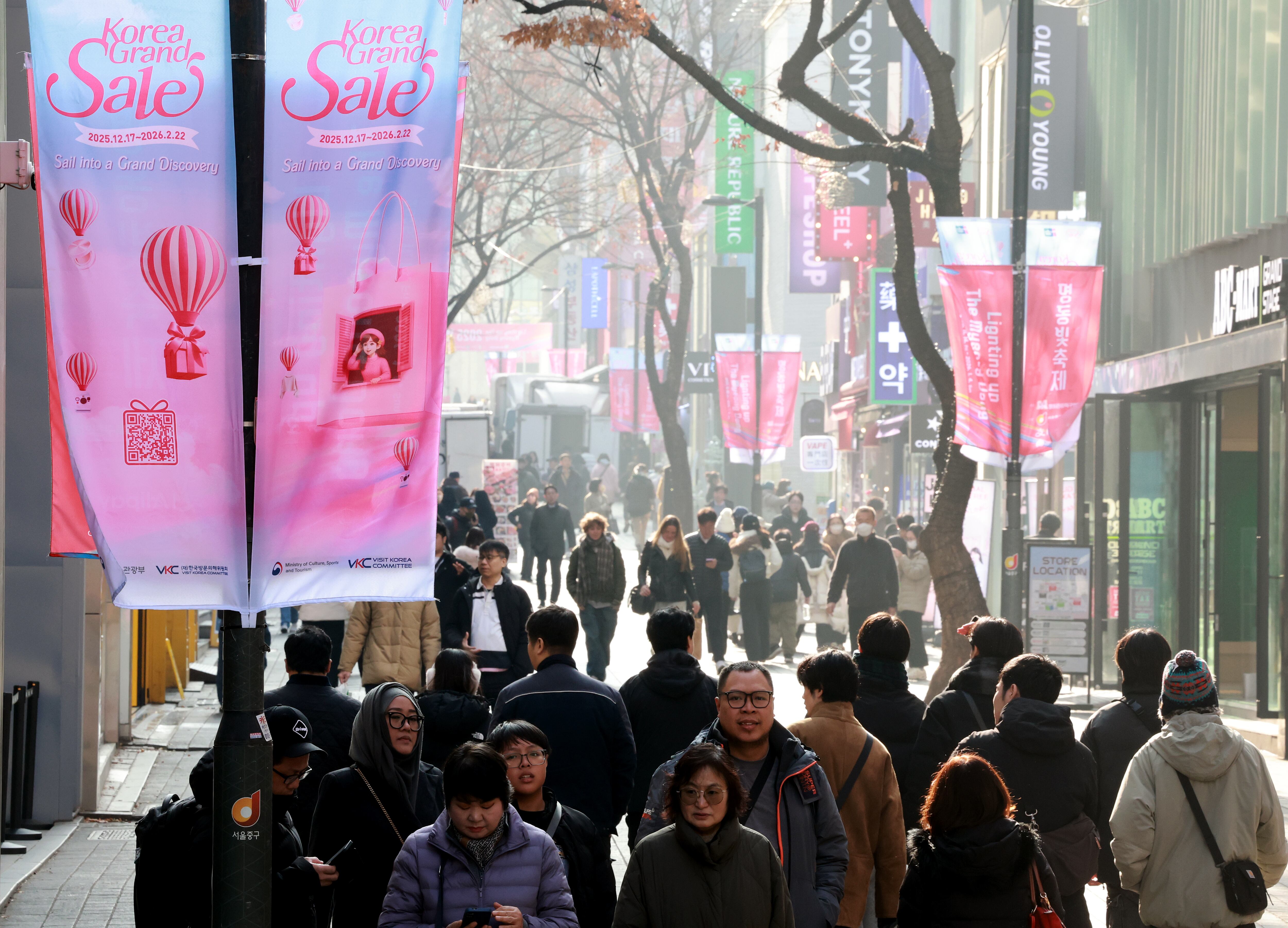 지난 17일 서울 중구 명동 거리가 관광객들로 북적하다. /뉴스1