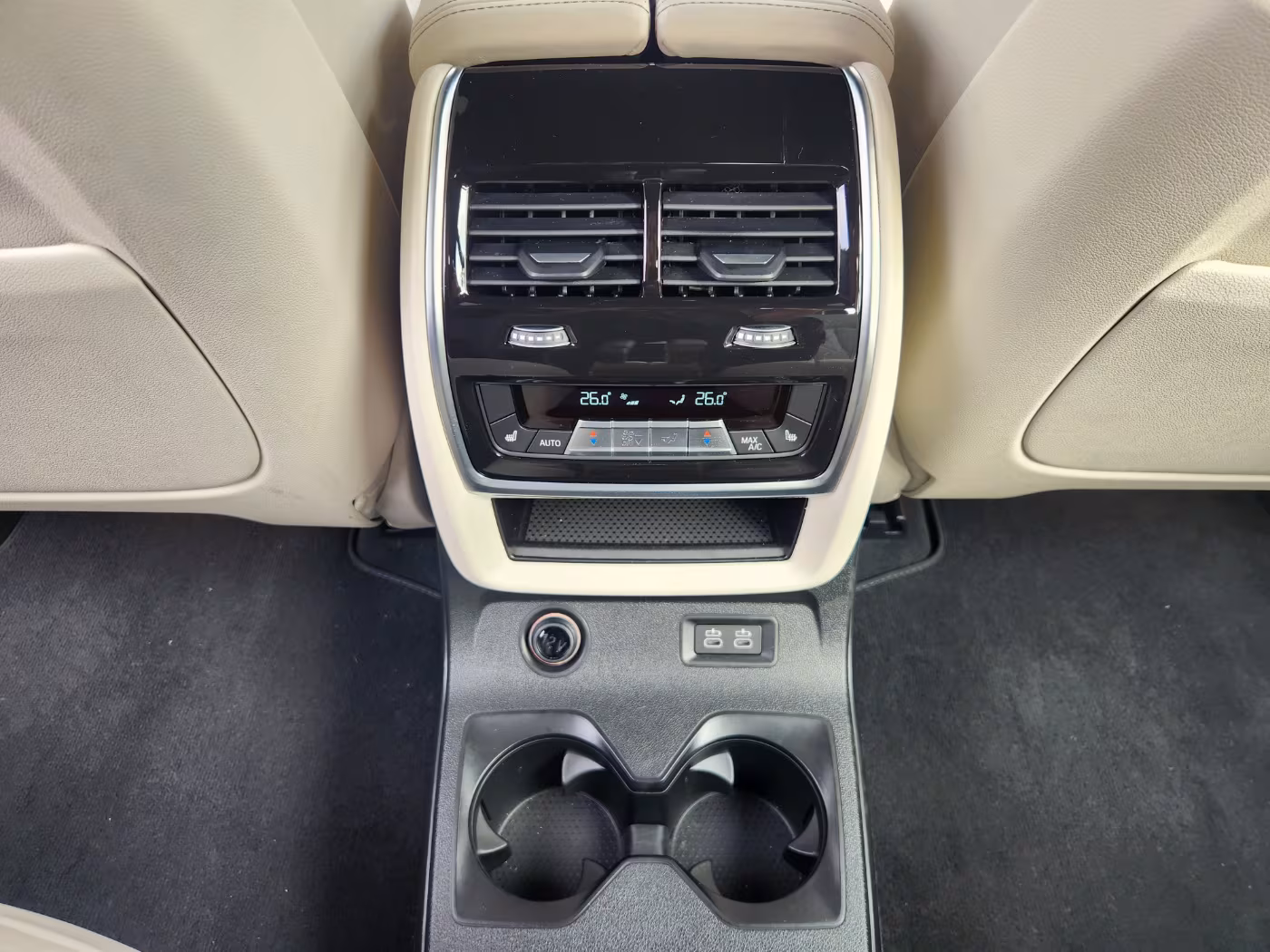BMW X7 M60i의 2열 공조 장치와 컵 홀더. /진상훈 기자