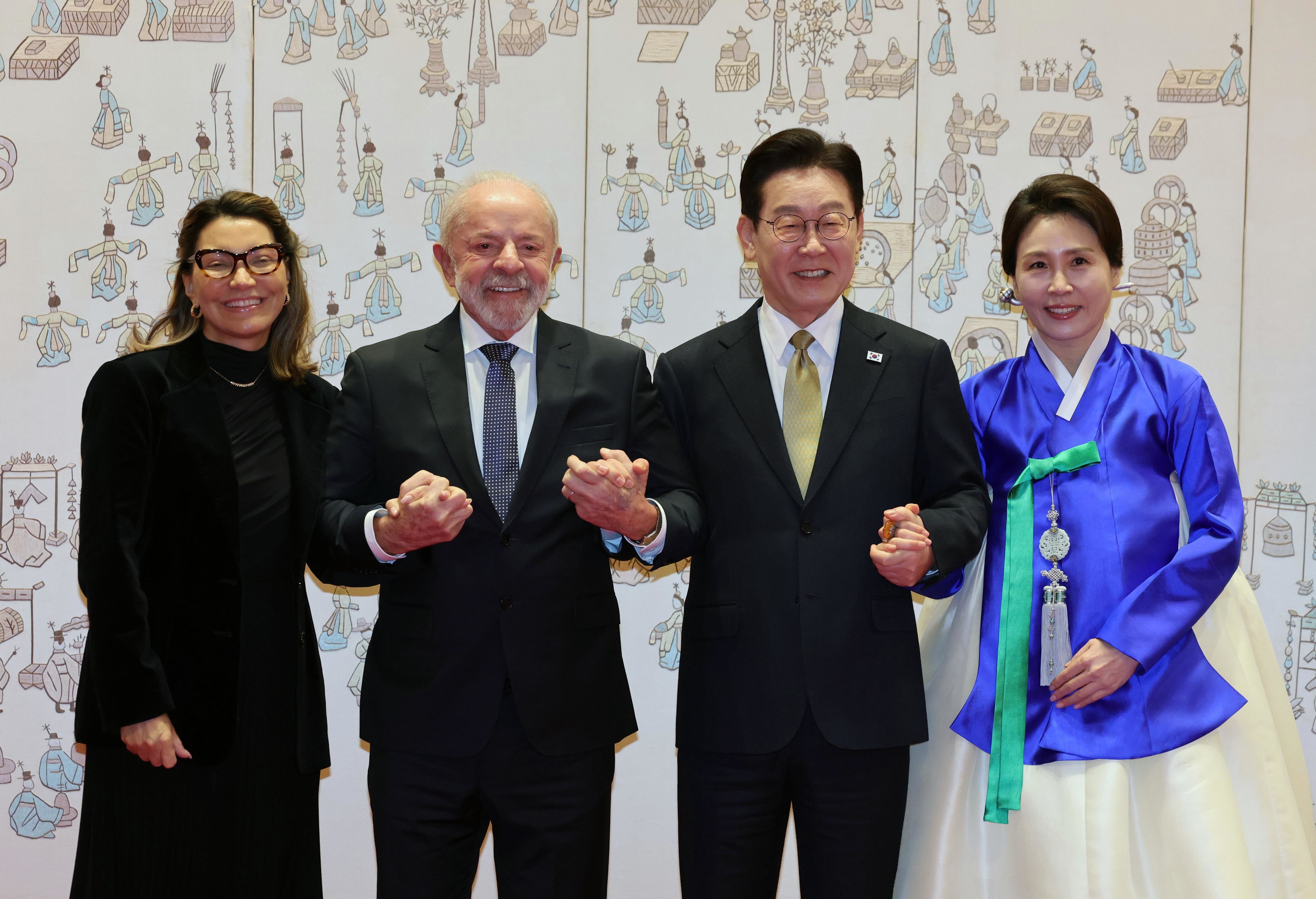 이재명 대통령과 김혜경 여사가 23일 청와대에서 국빈 방한한 브라질 루이스 이나시우 룰라 다 시우바 대통령, 부인 잔자 룰라 다 시우바 여사와 기념촬영을 하고 있다. /뉴스1