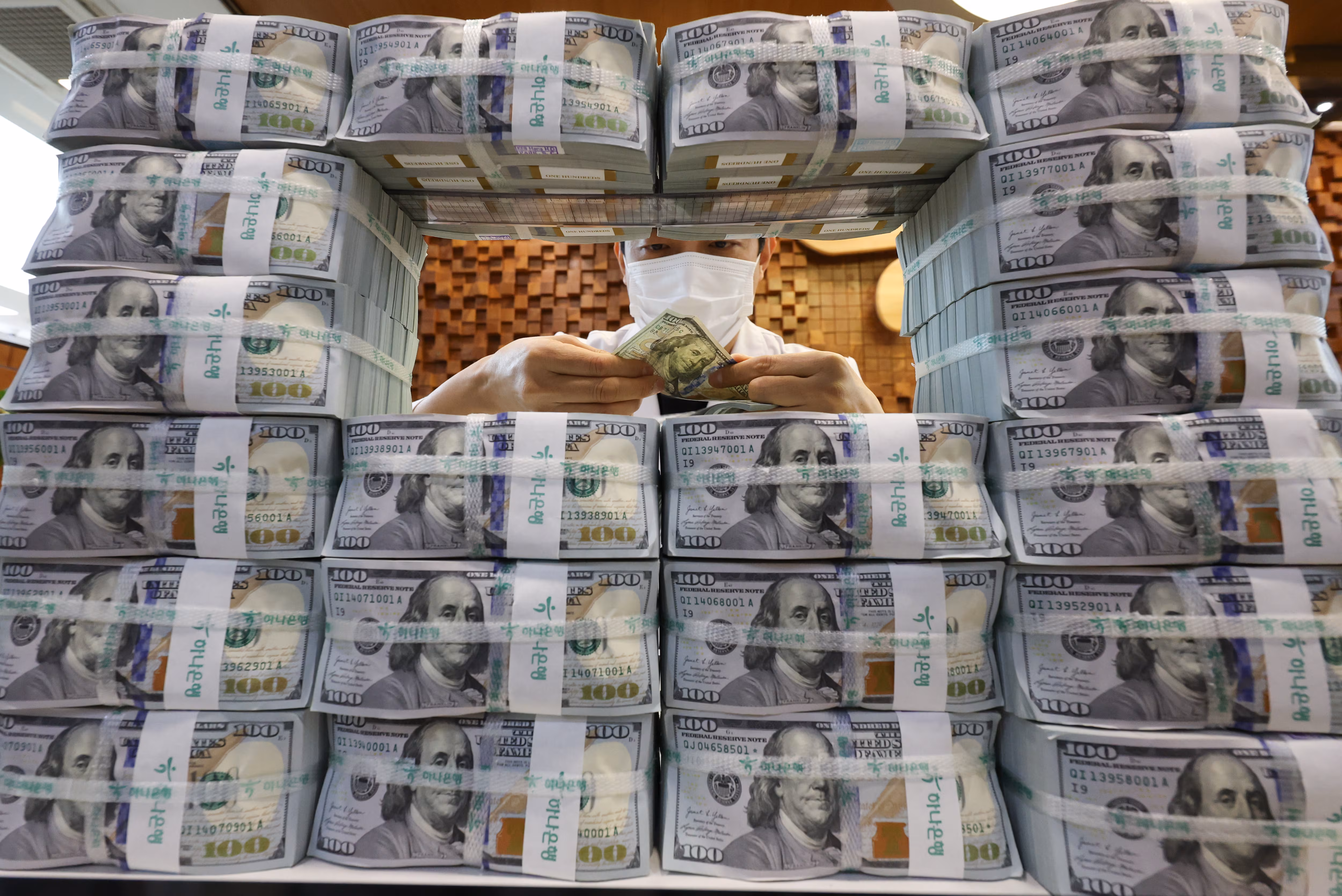 서울 중구 하나은행 위변조대응센터에서 직원이 달러화를 정리하는 모습./뉴스1