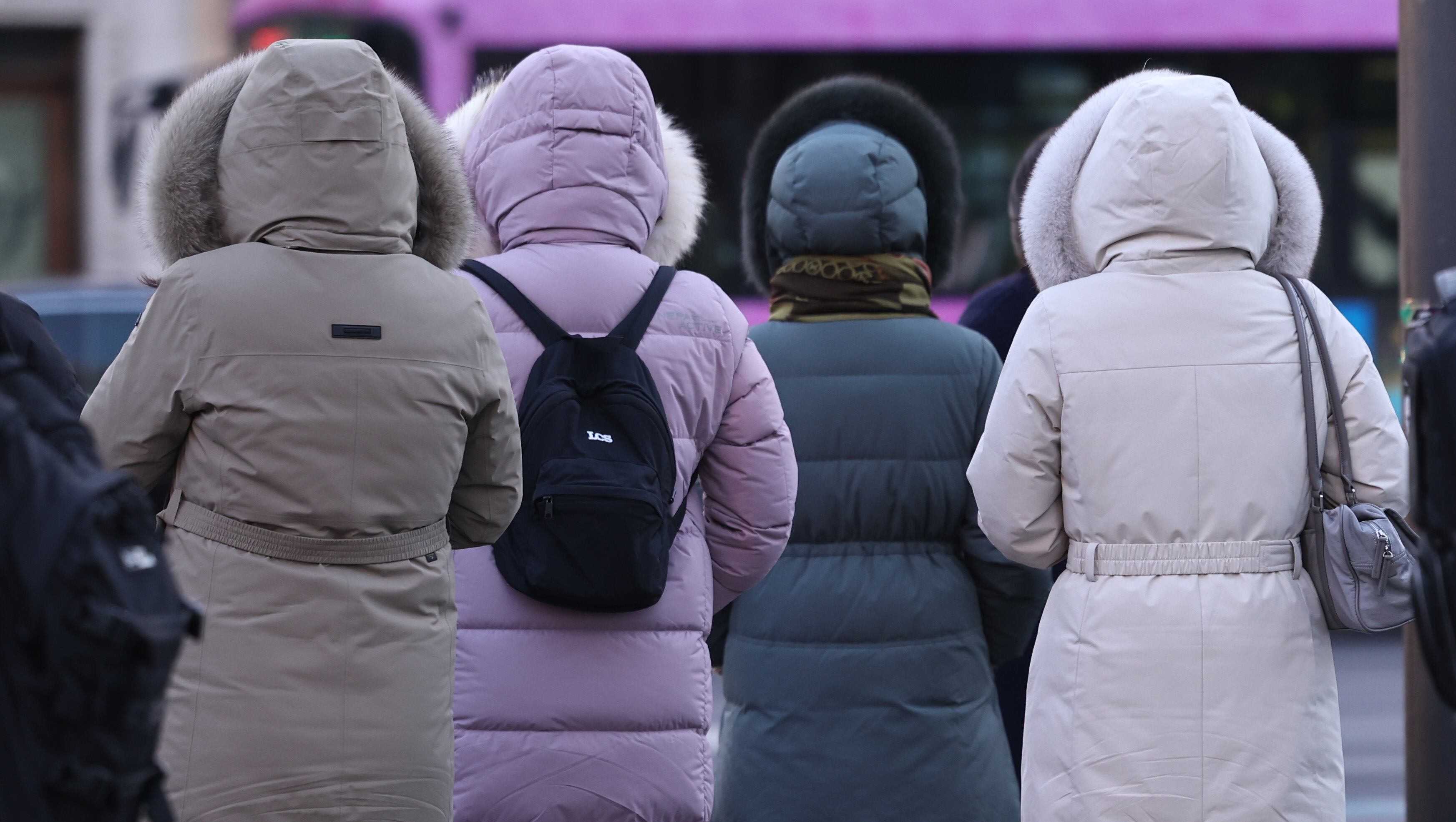 서울 세종대로 광화문역 인근에 두꺼운 옷을 입은 시민들. /뉴스1