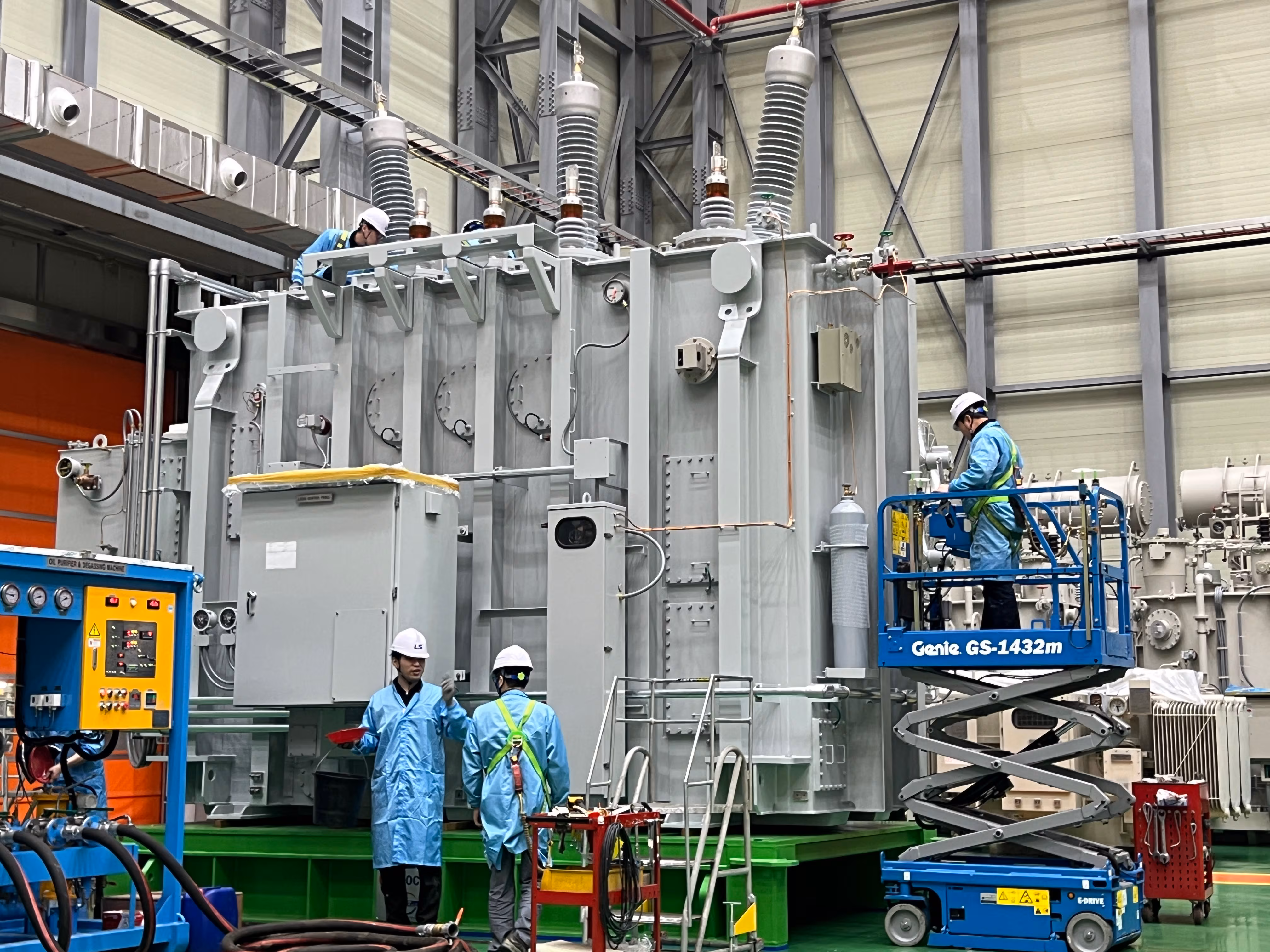 LS파워솔루션 울산공장에서 초고압 변압기를 제작 중인 모습. /김남희 기자