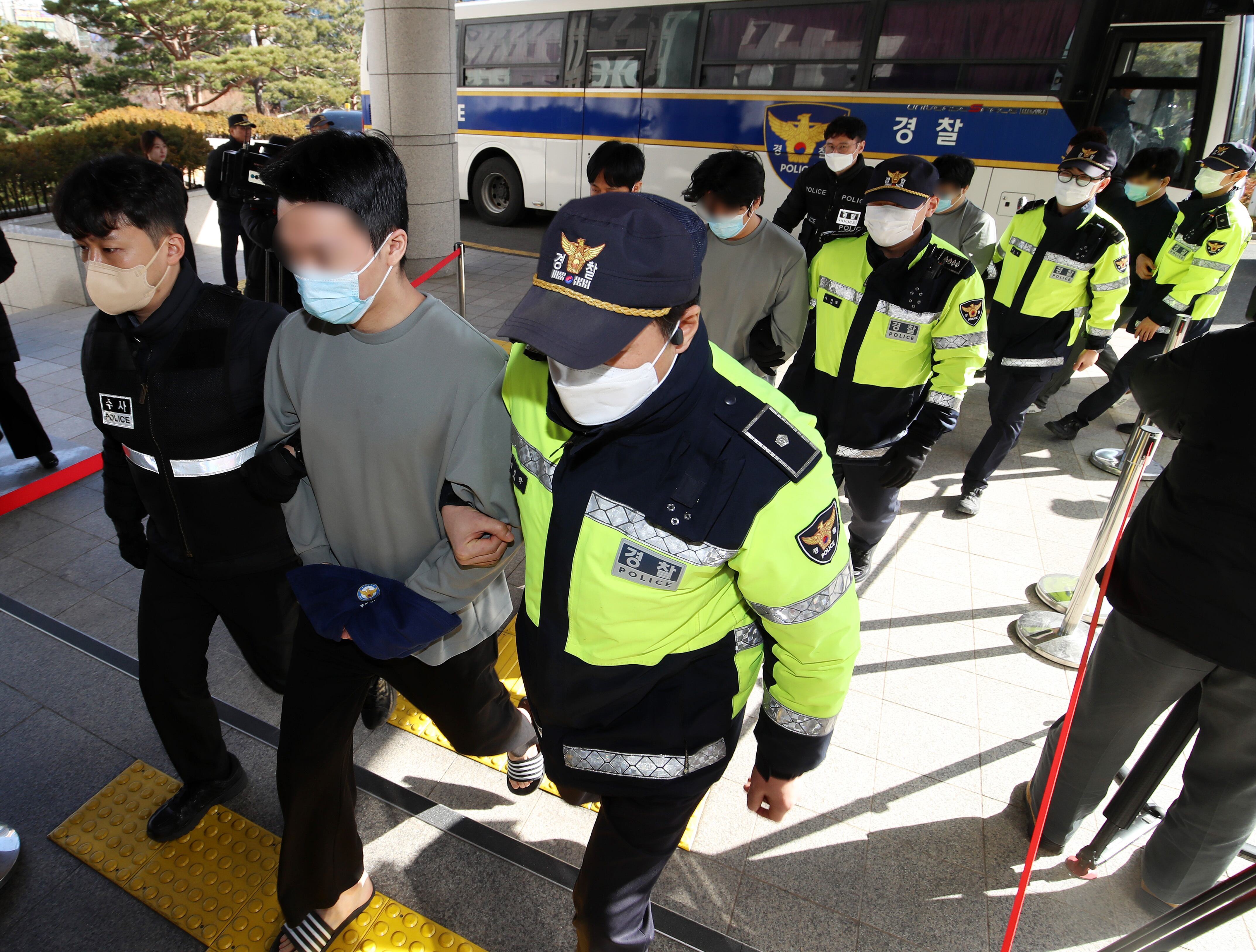 캄보디아에서 대규모 스캠 범죄를 저질러 강제 송환된 한국인 피의자들이 지난달 25일 오후 부산 연제구 부산지방법원에 구속 전 피의자 심문(영장실질심사)을 받기 위해 출석하고 있다. /뉴스1