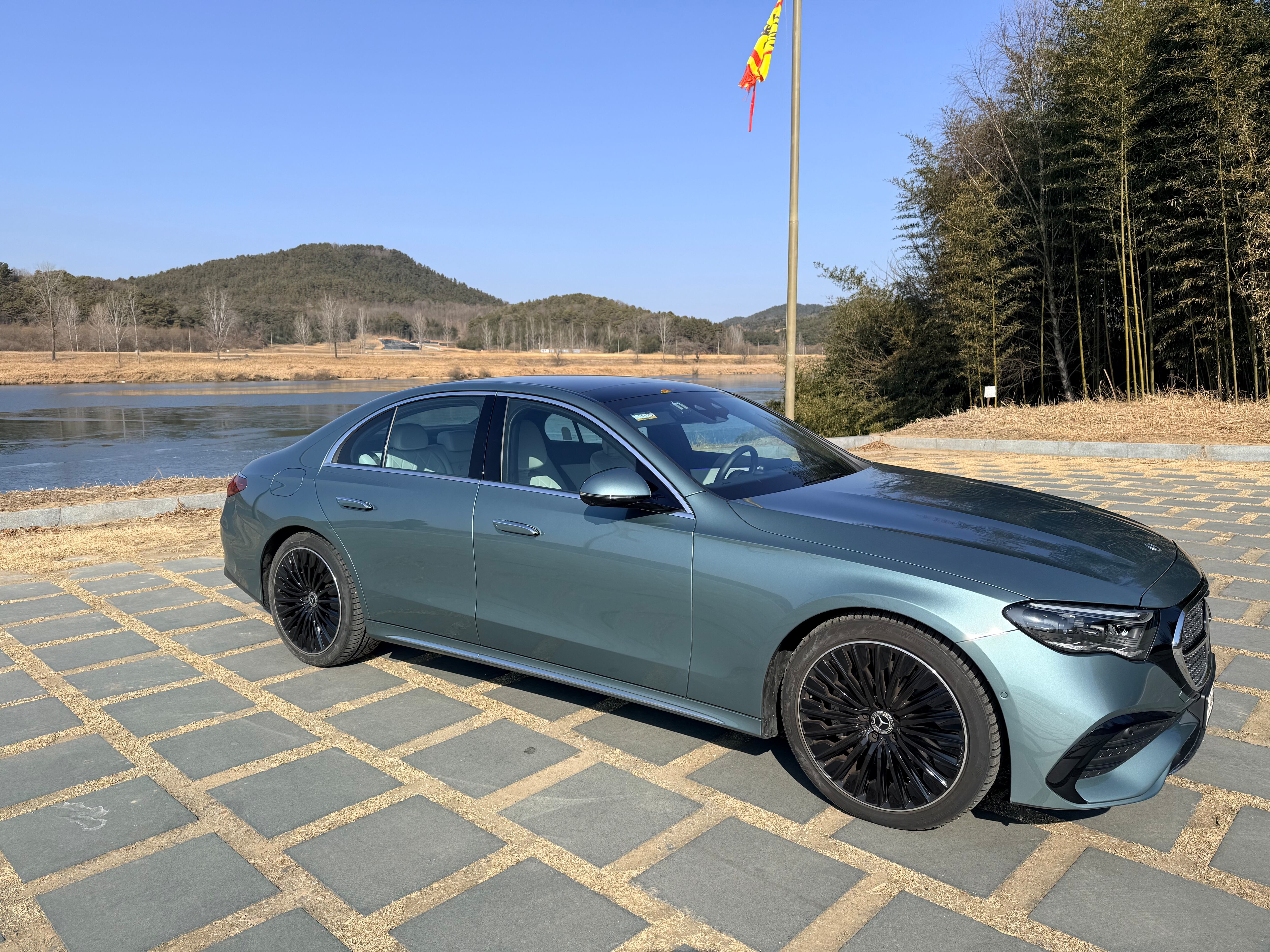 메르세데스-벤츠 ‘E 300 4MATIC AMG' 측면 모습. 앞범퍼부터 앞바퀴 중심까지의 길이는 짧고, 보닛은 긴 클래식한 세단의 모습이다./이윤정 기자