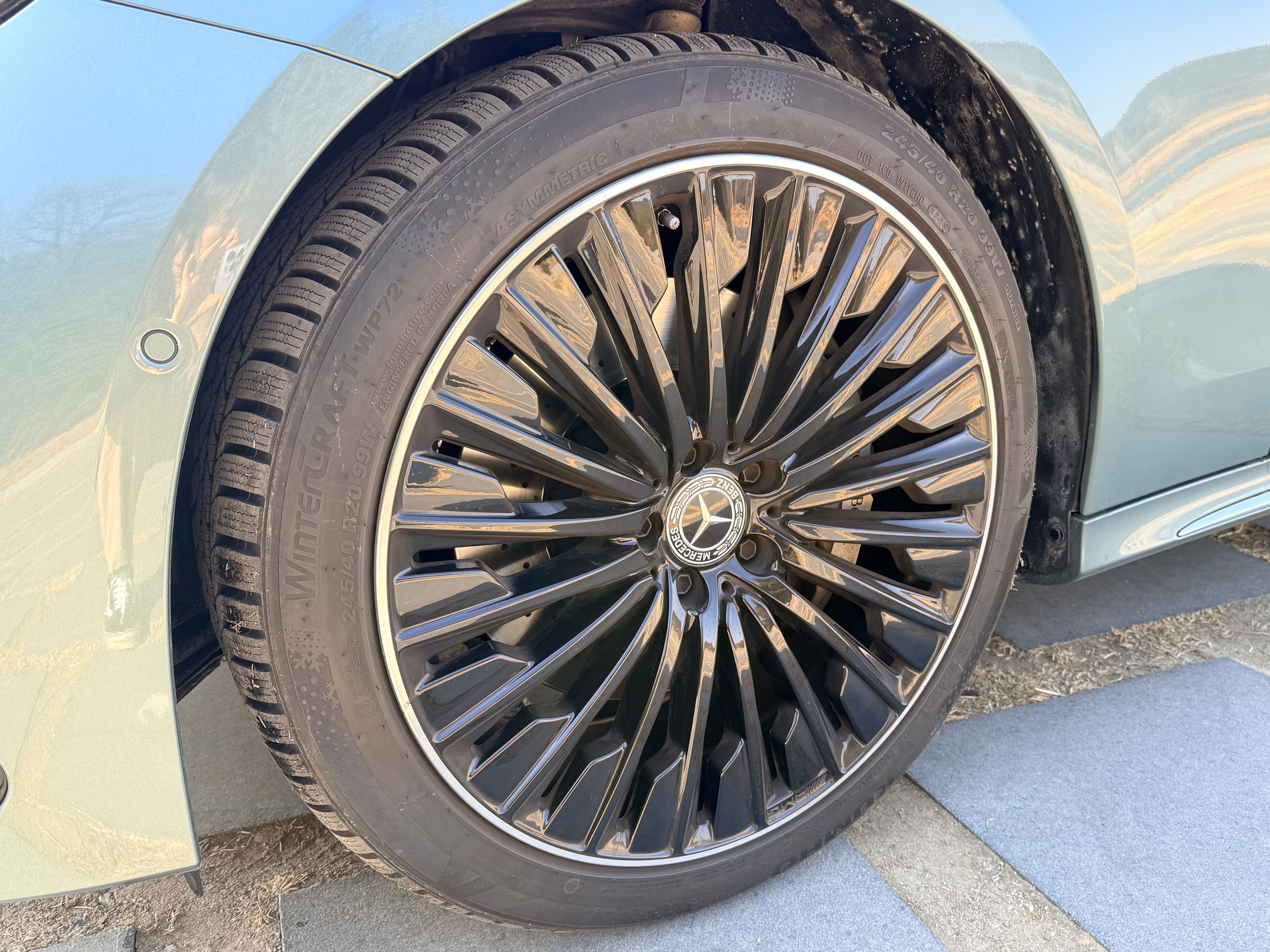 메르세데스-벤츠 ‘E 300 4MATIC AMG'의 19인치 AMG 트윈 스포크 알로이 휠. /이윤정 기자