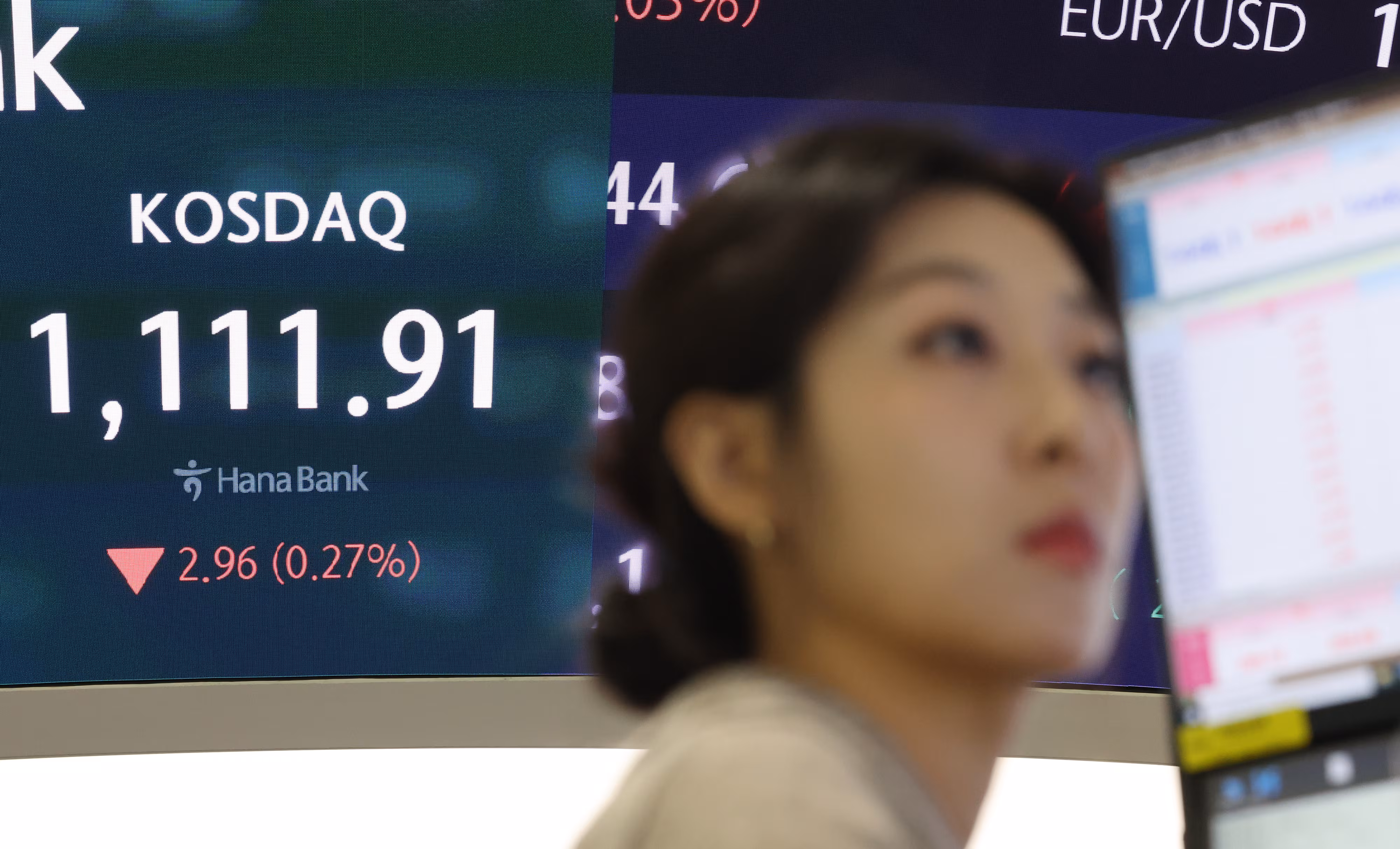 12일 서울 중구 하나은행 딜링룸 현황판에 코스닥 지수 등이 표시되고 있다. /연합뉴스