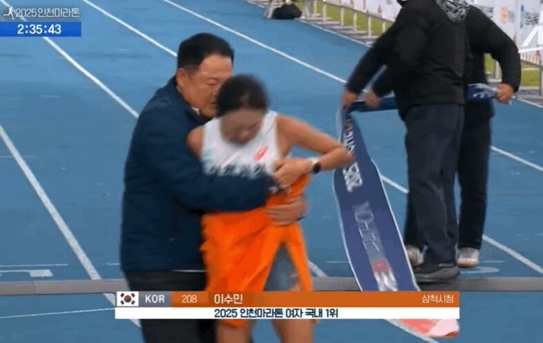 삼척시청 김완기 감독이 1위로 결승선에 들어오고 있는 이수민 선수를 잡아주고 있다./KBS, 네이버블로그