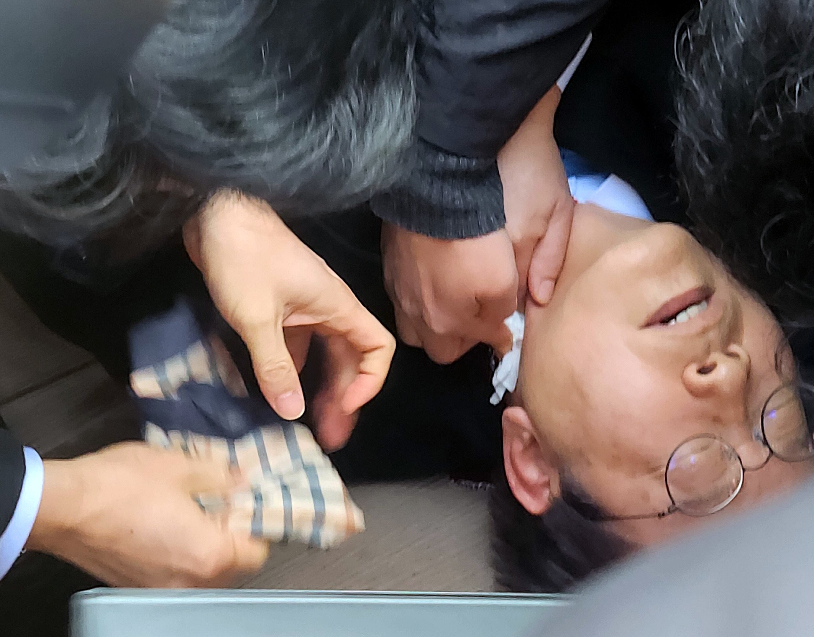 지난 2024년 1월 2일 이재명 당시 더불어민주당 대표가 가덕도 신공항 부지 현장에서 괴한의 불상자로부터 피습당한 모습./뉴스1