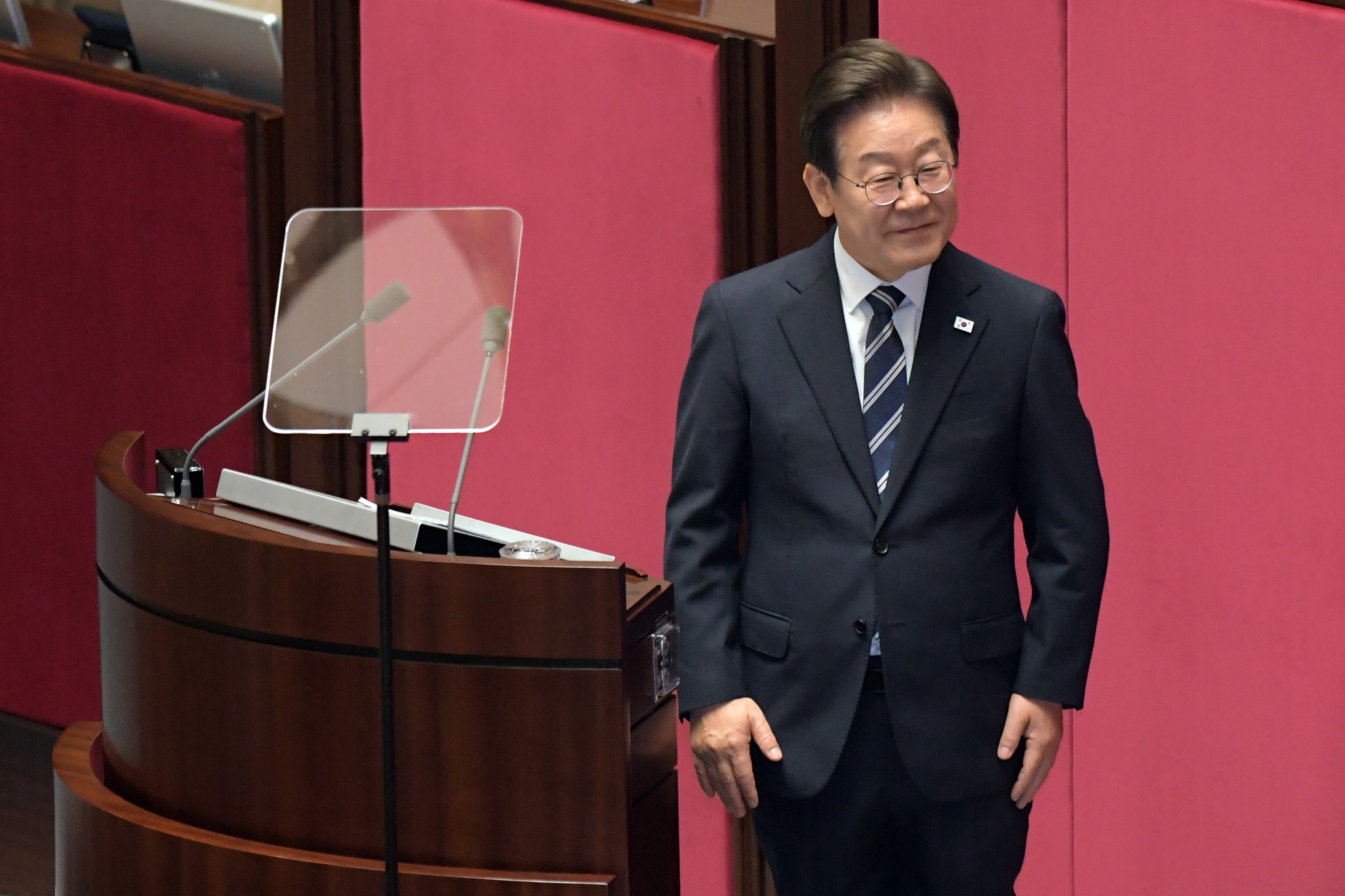 이재명 대통령이 지난해 6월 26일 서울 여의도 국회에서 열린 본회의에서 2025년도 제2회 추가경정예산안에 대한 정부의 시정연설을 위해 들어서며 국민의힘 의원들을 향해 인사를 하고 있다. /뉴스1