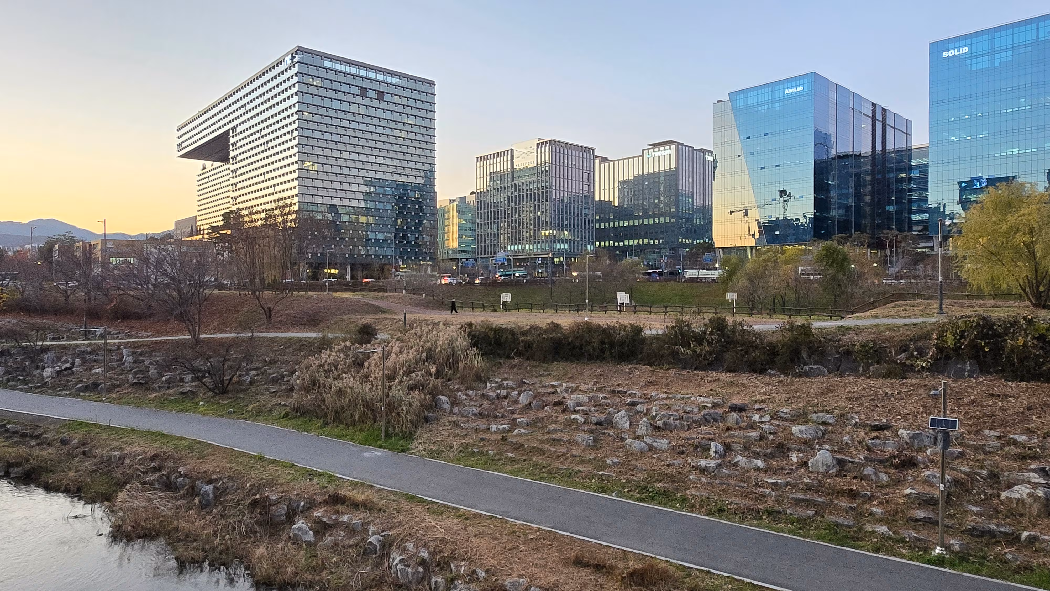 지난 11월 28일 판교봇들저류지 공원에서 바라본 판교테크노밸리 전경. /윤희훈 기자