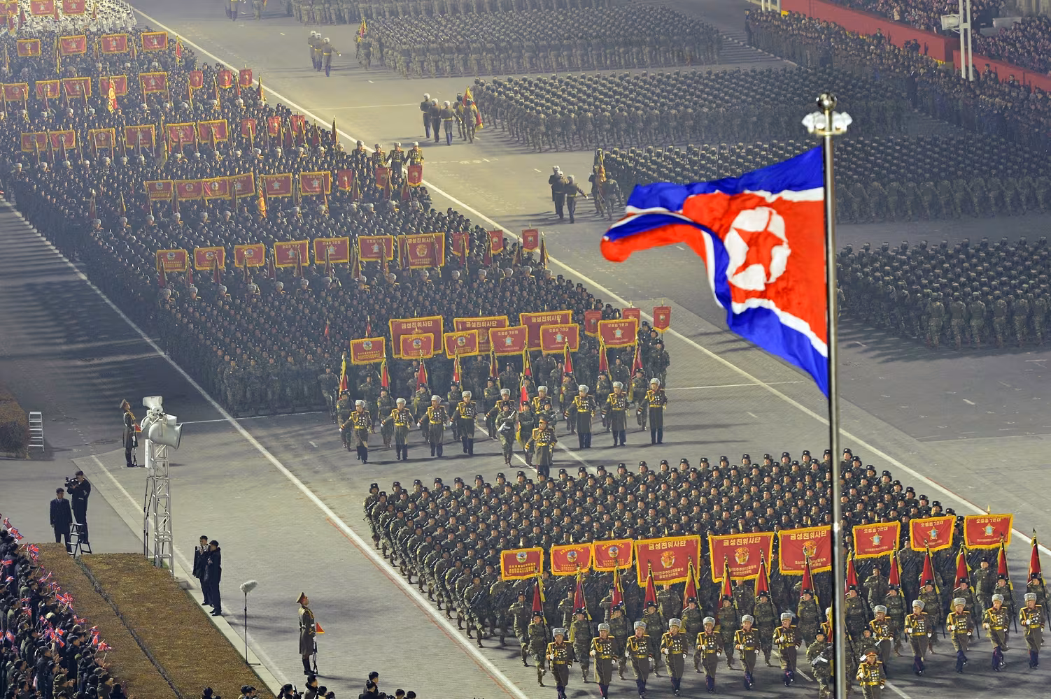 북한이 25일 제9차 노동당 대회 폐막을 기념하는 열병식을 평양 김일성광장에서 개최했다. 김정은 노동당 총비서는 연설에서 