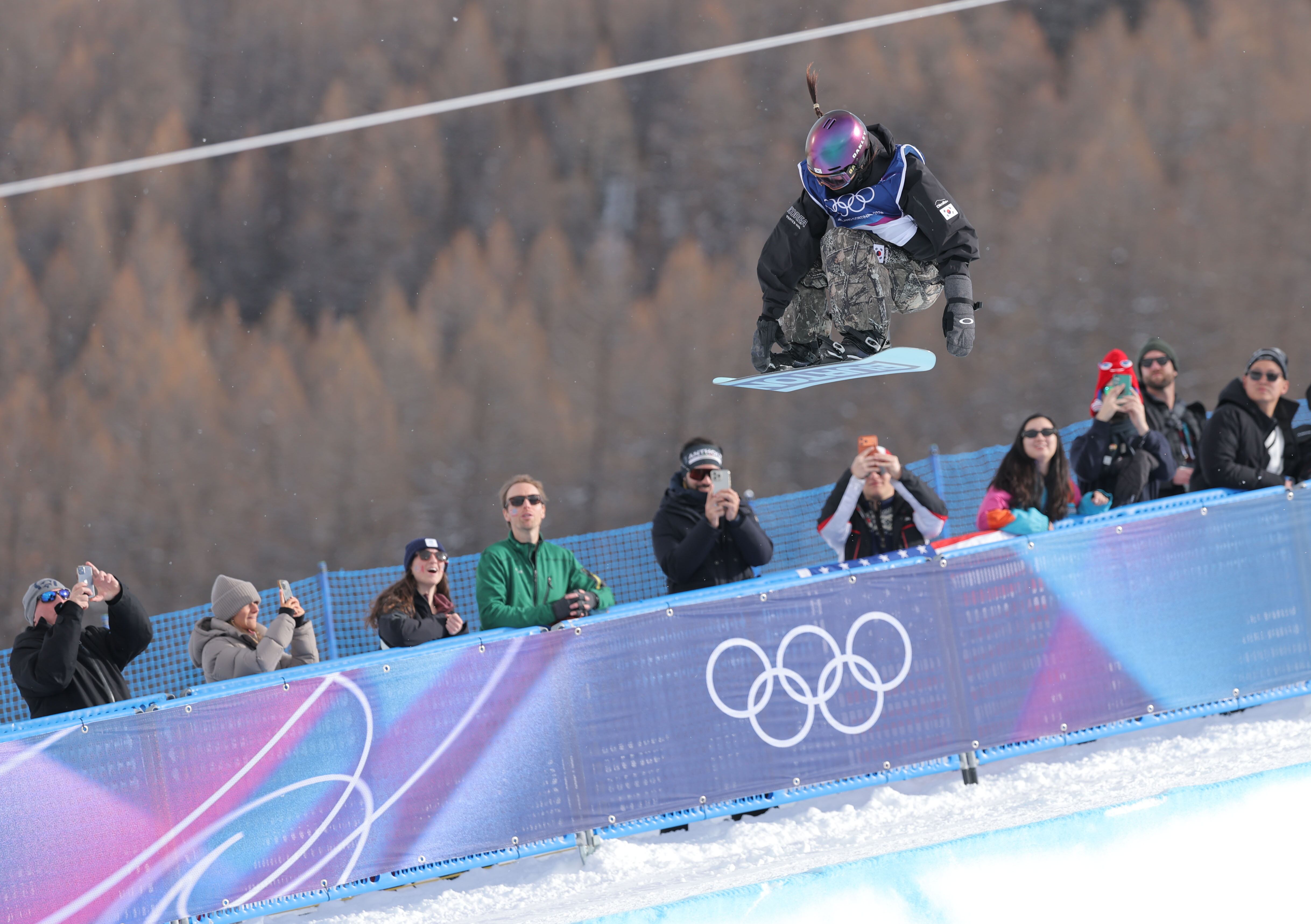 11일(현지 시각) 이탈리아 리비뇨 스노파크에서 열린 2026 밀라노-코르티나담페초 동계올림픽 스노보드 여자 하프파이프 예선에 출전한 최가온이 경기를 펼치고 있다./연합뉴스