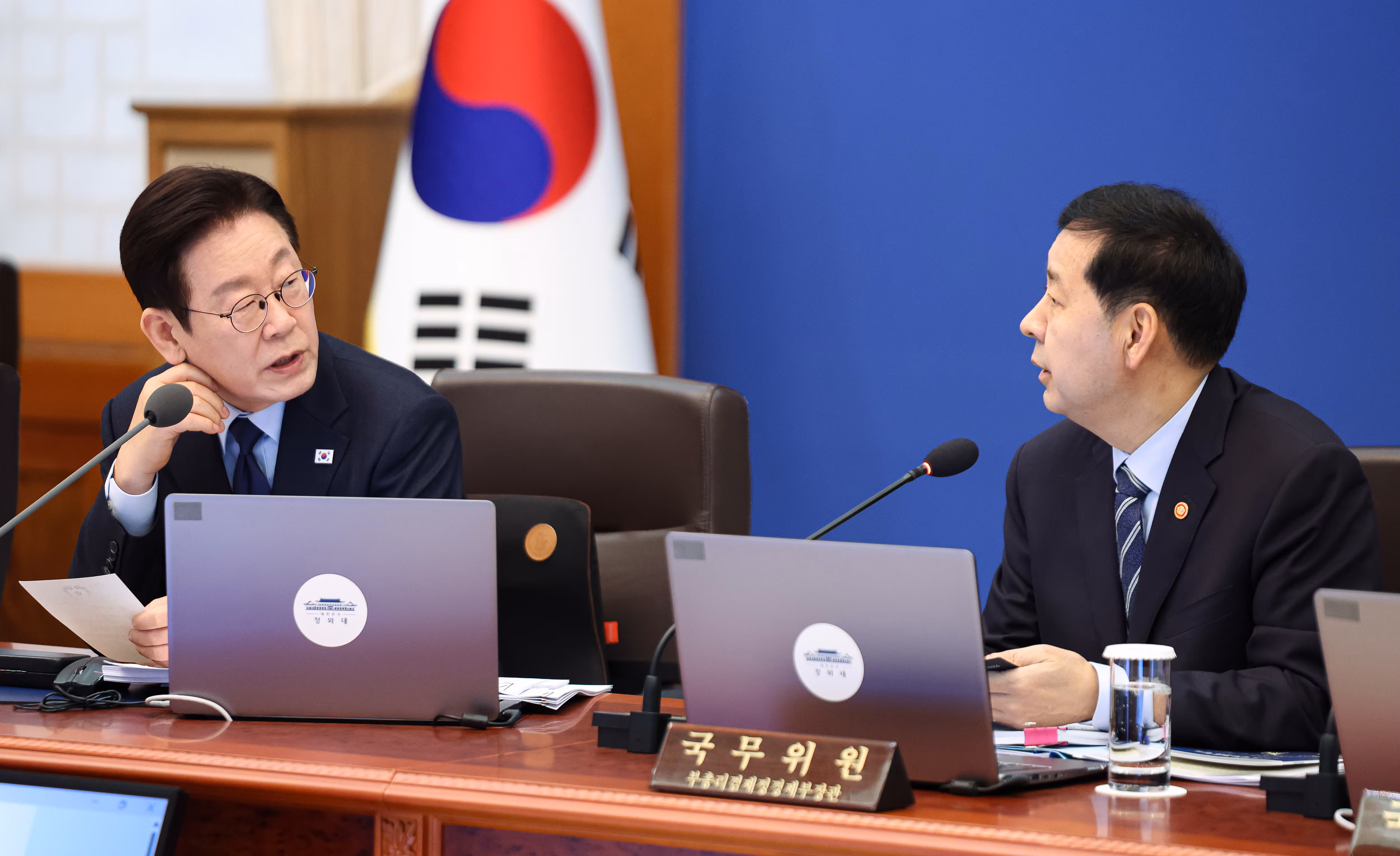 이재명 대통령이 10일 청와대에서 열린 국무회의에서 구윤철 경제부총리 겸 재정경제부 장관과 대화를 하고 있다./뉴스1