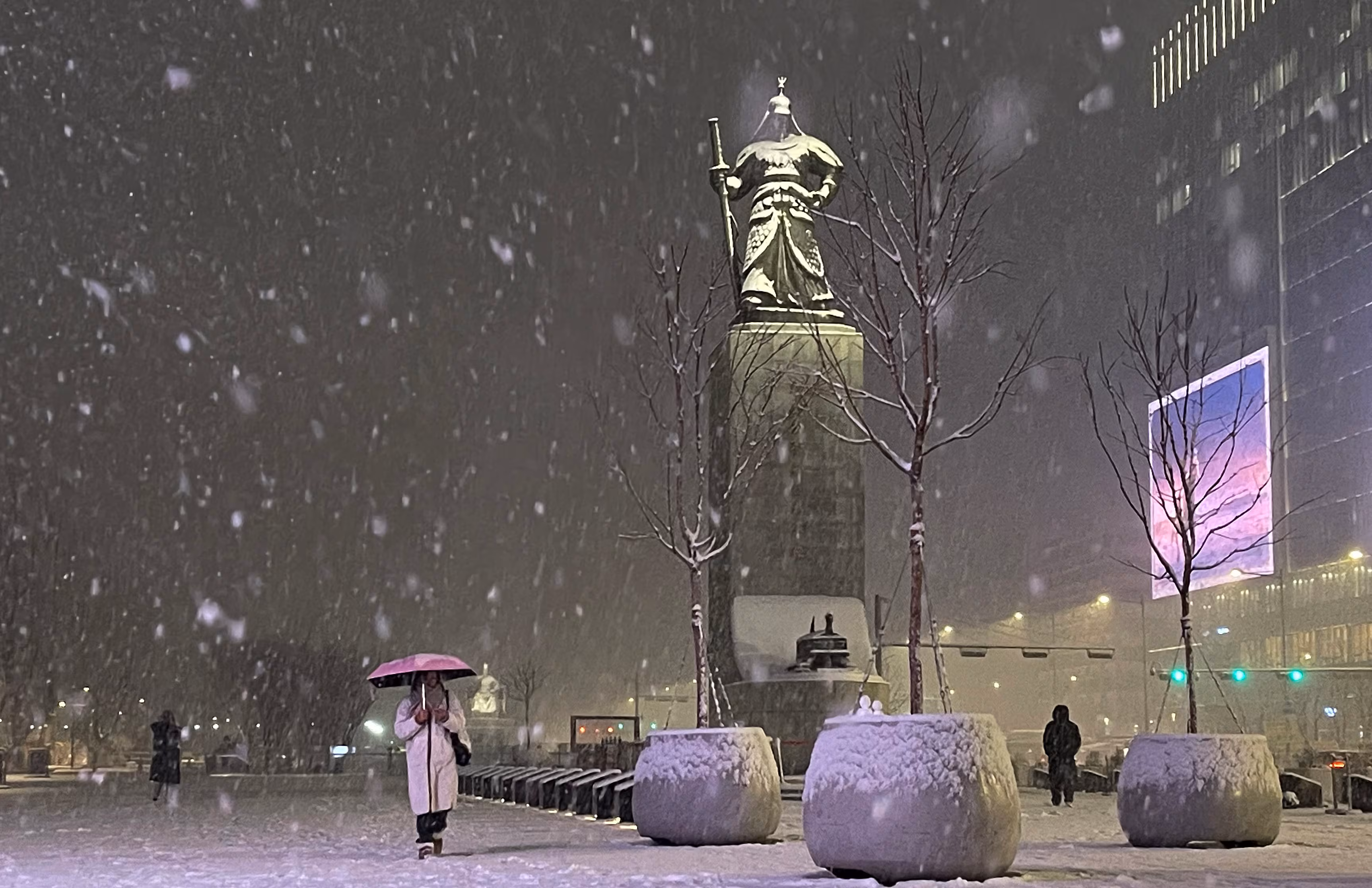 서울 종로구 광화문 광장에 폭설이 내리고 있다. /뉴스1