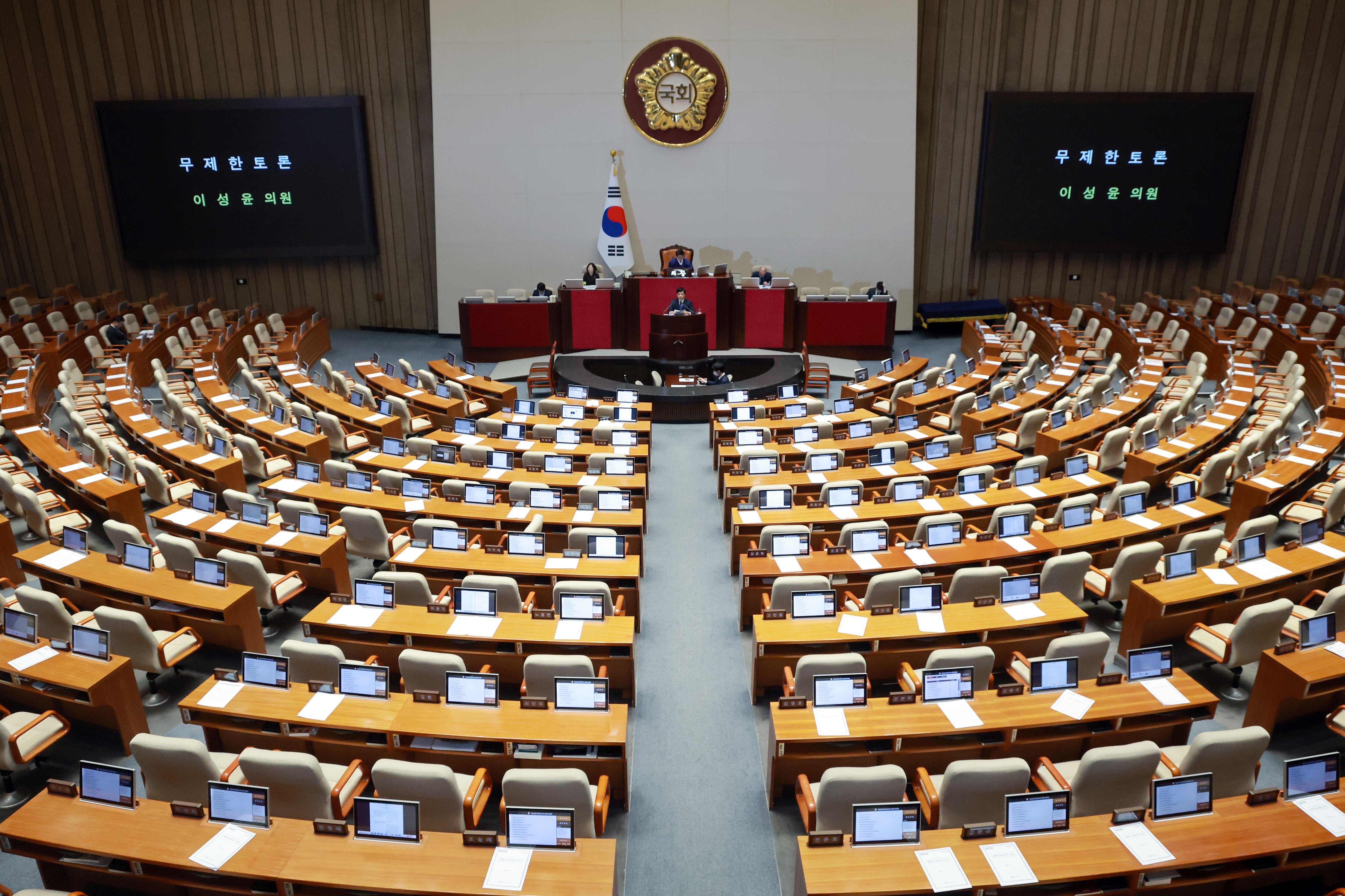 더불어민주당 이성윤 의원이 26일 국회에서 열린 2월 임시국회 본회의에서 전날 상정된 '법왜곡죄법'(형법 개정안)에 대해 찬성 취지로 무제한 토론하고 있다./연합뉴스