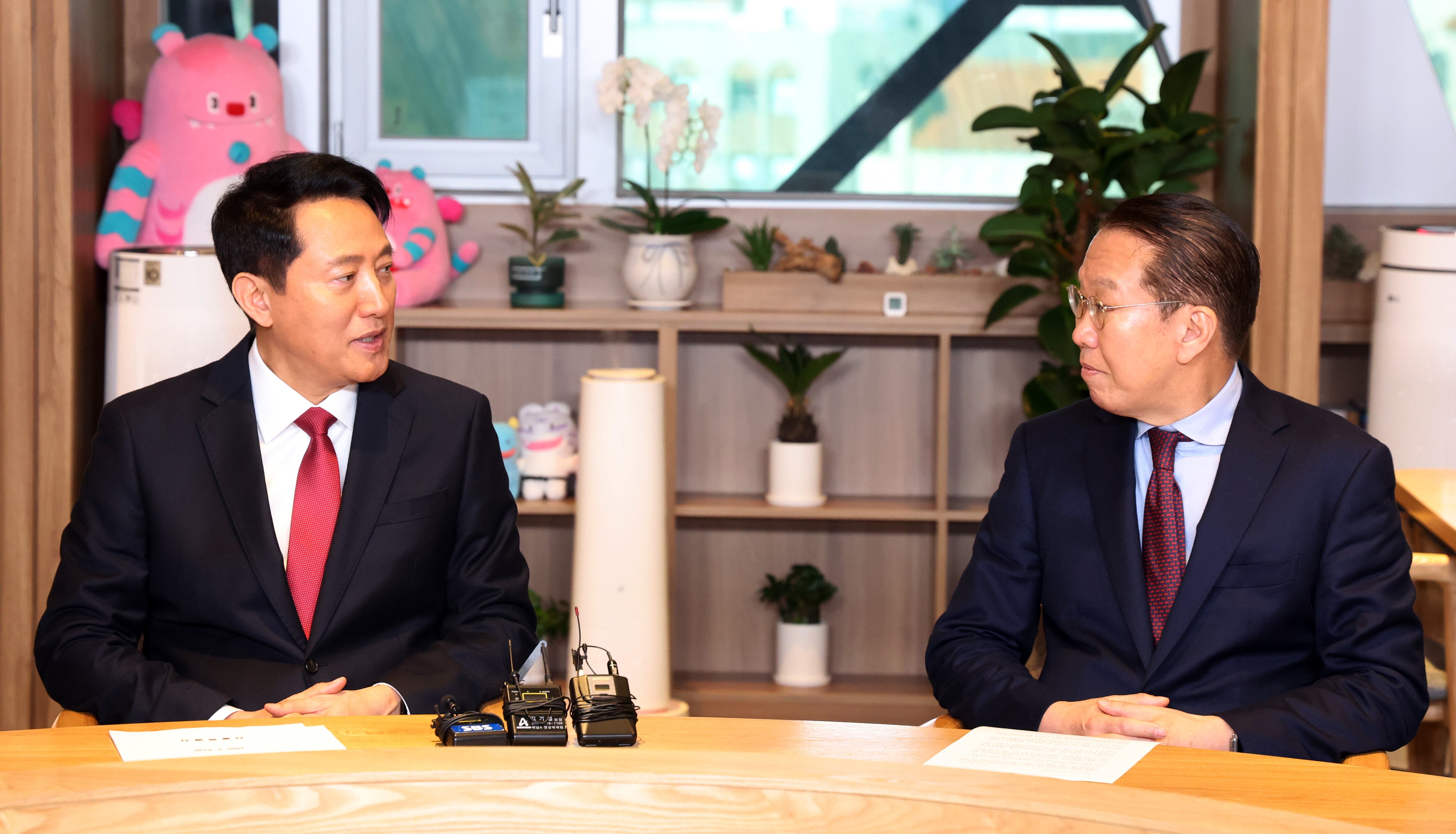 오세훈 서울시장(왼쪽)과 국민의힘 권영세 의원이 6일 서울시청에서 용산국제업무지구 관련 논의를 하고 있다./공동취재단